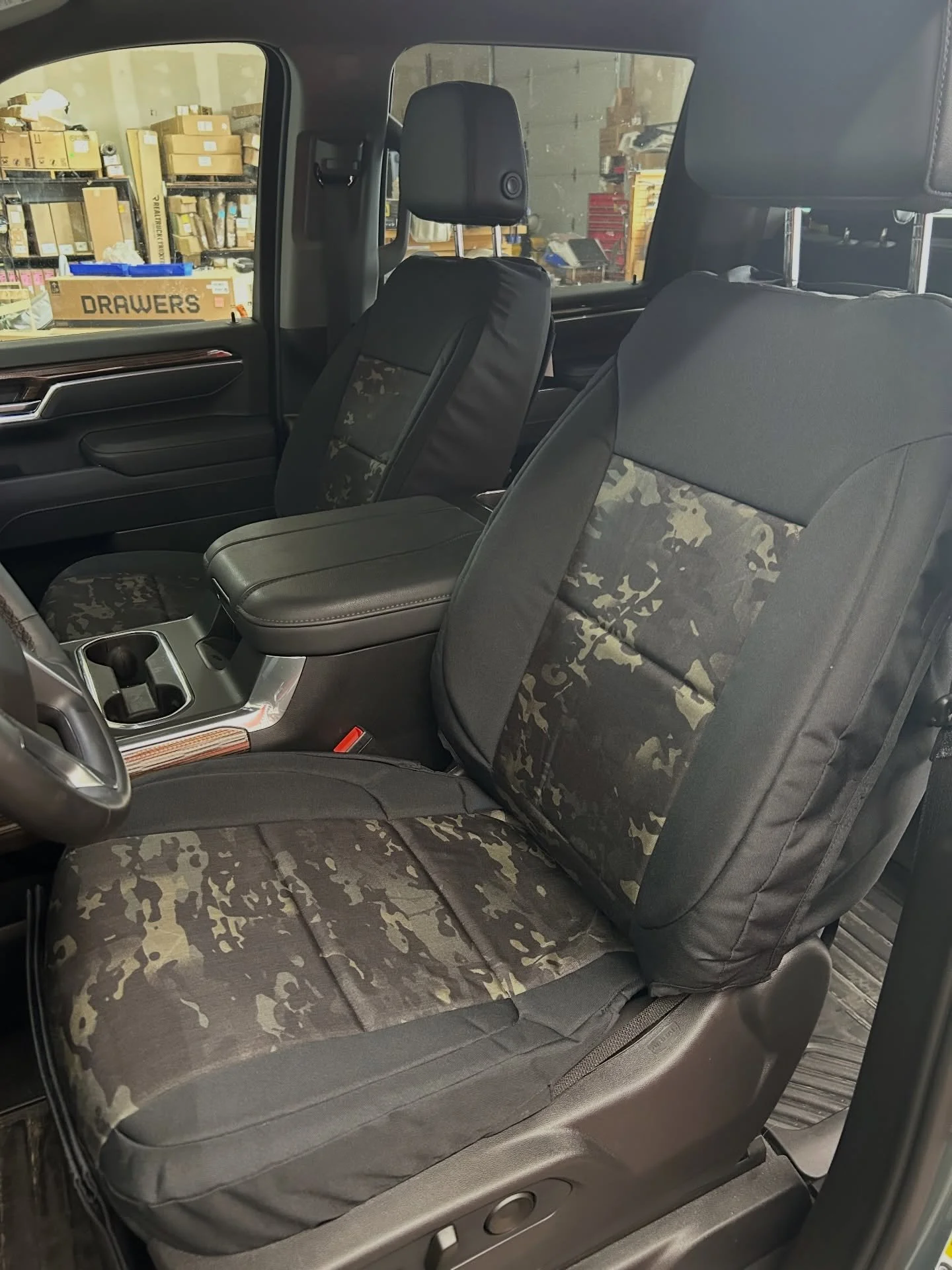 The custom seat covers in this Silverado turned out amazing! 

Protection for the stock seats while still accommodating all of the factory seat features and adding extra organization and storage for sensitive items.

#seatcovers #carseatcover #silver