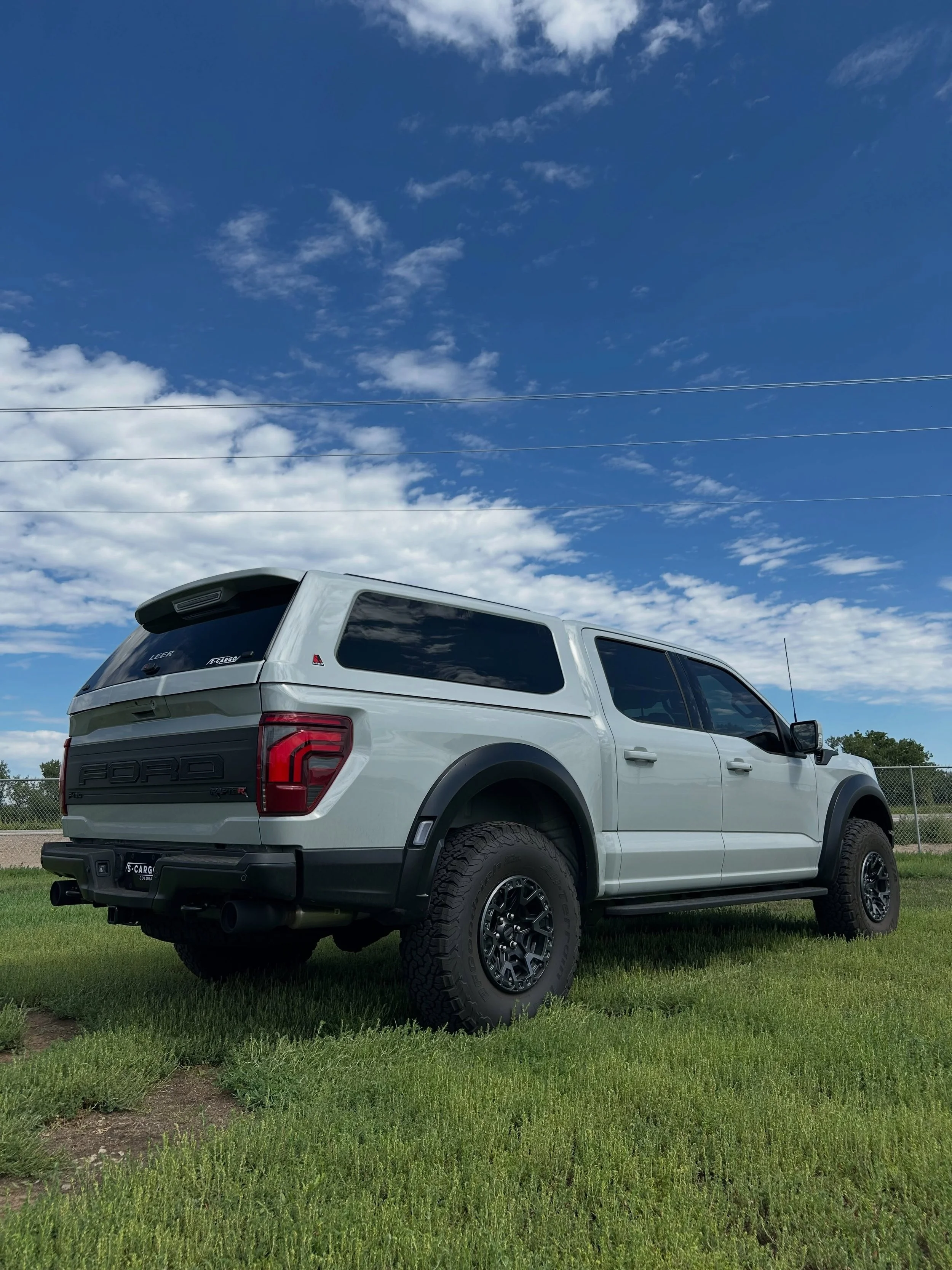 Raptor R with the LEER 100XQ Sport.

#raptorr #f150raptor #raptornation #leertruckcaps #scargotruckcaps
