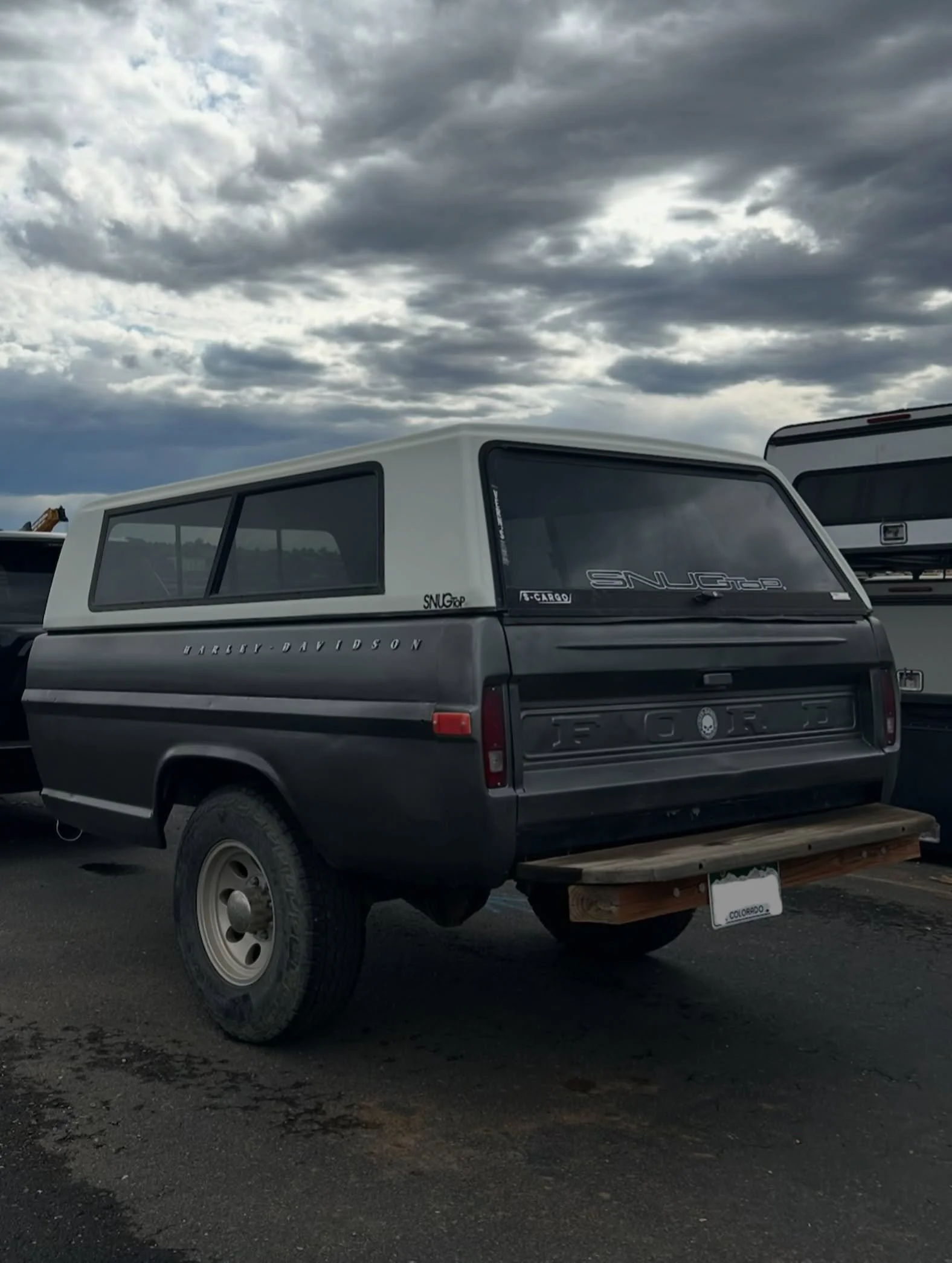 This customer snagged this classic SnugTop from our vintage inventory for their pickup box trailer!

#classictruck #pawpawtruck #snugtop #colorado #scargotruckcaps