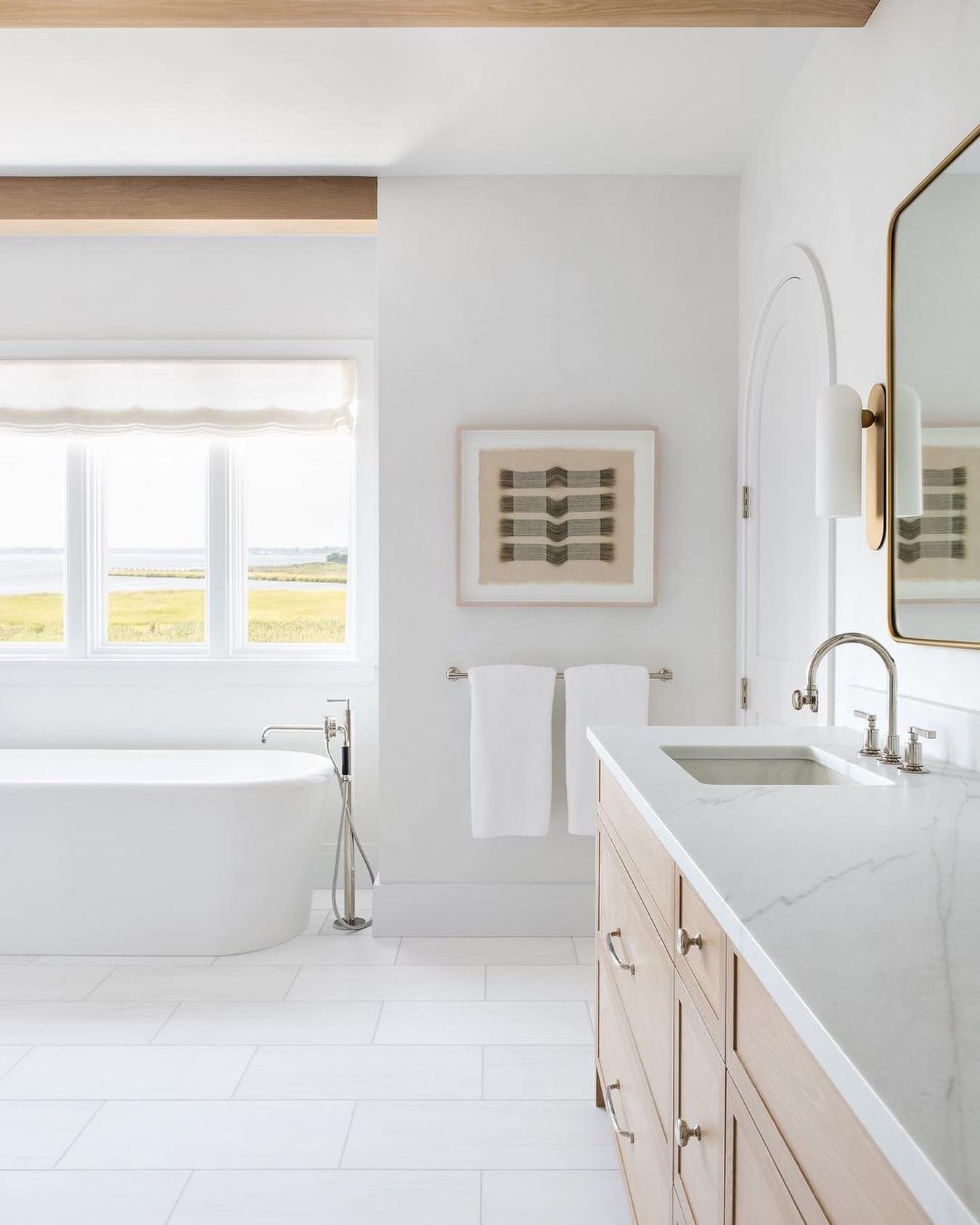 Love the simplicity of this bathroom + the view that goes on for miles 👀 Design by @changoandco⁠
&bull;⁠
&bull;⁠
&bull;⁠
&bull;⁠
#designinspo #inspotoyourhome #homedecor #interiordesigner #interiorinspiration #homedesign #interiordecor #interiorinsp