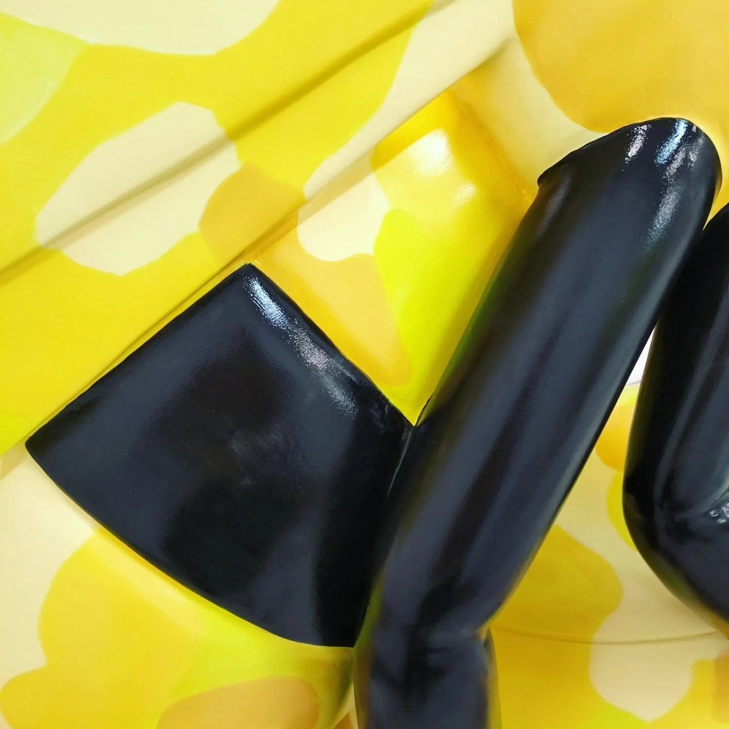 A full day at the @beeinthecitywellington shared space today. The graphic contrast between the yellows and black is perfect.  I'm learning so much painting 3D for the first time and loving watching my bee take shape. A few more layers to go 

#beeint