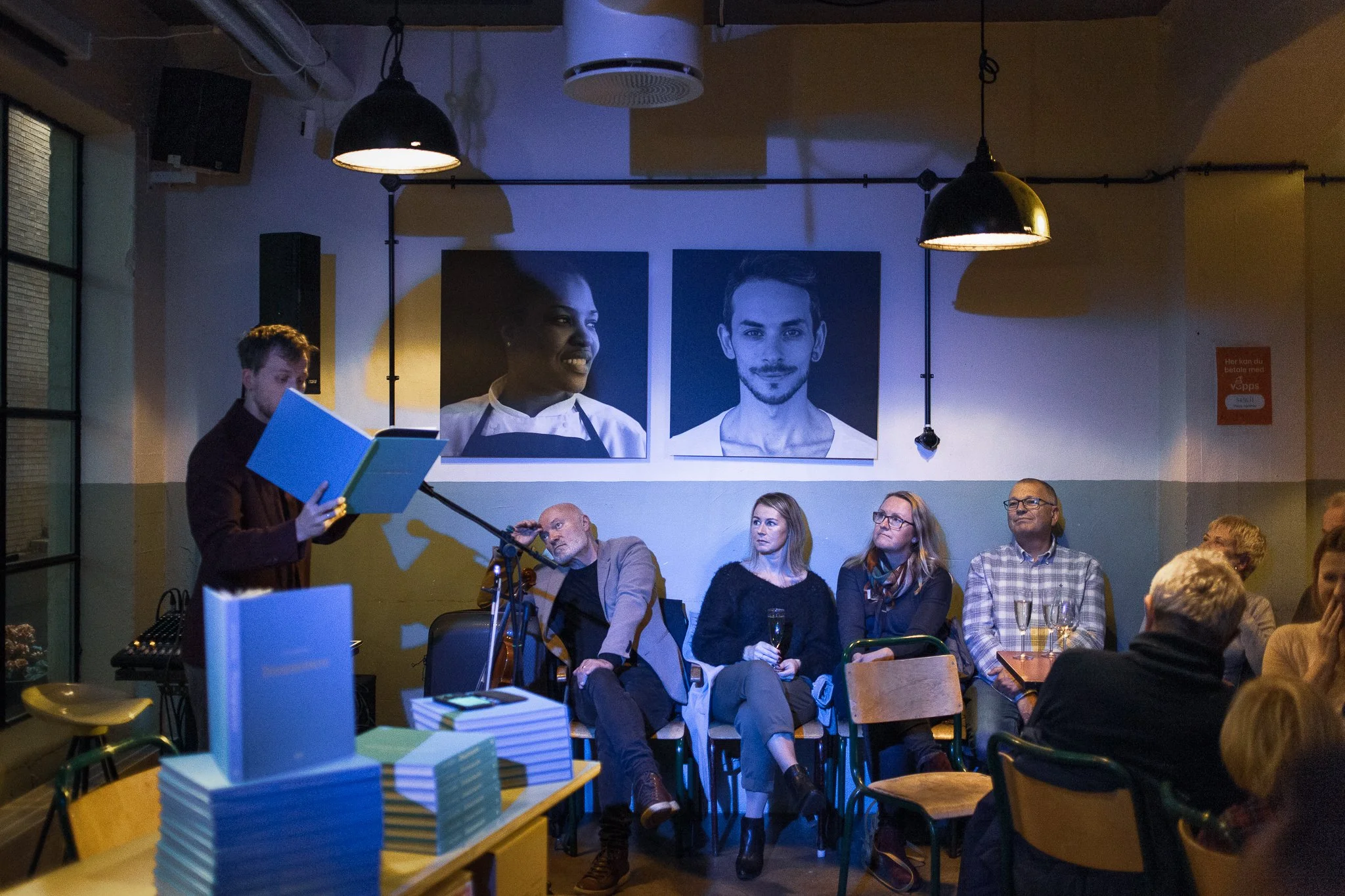 Fredrik Høyer leser sitt bidrag til boken