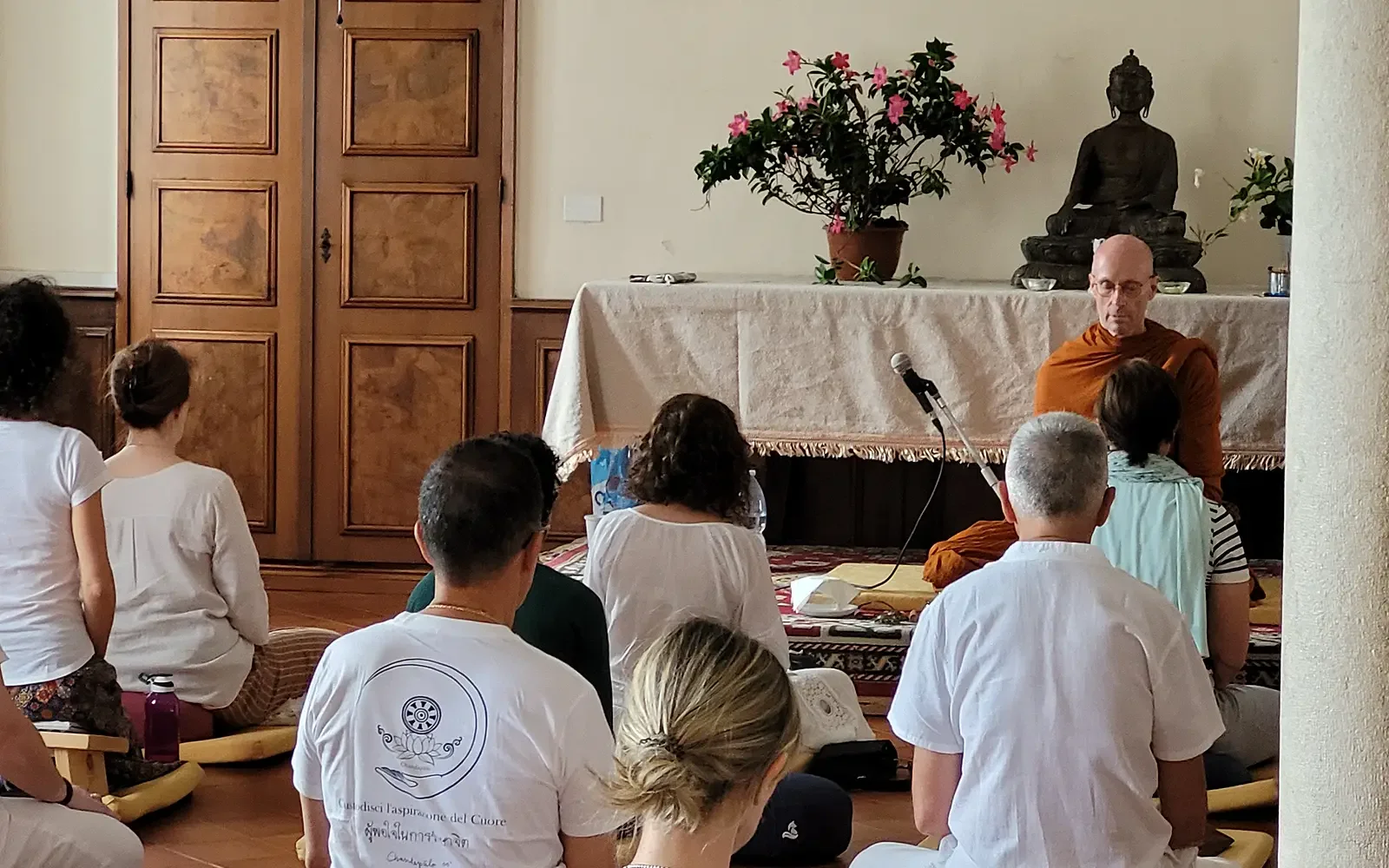 Ajahn Chandapalo guida la meditazione durante il ritiro del 2024