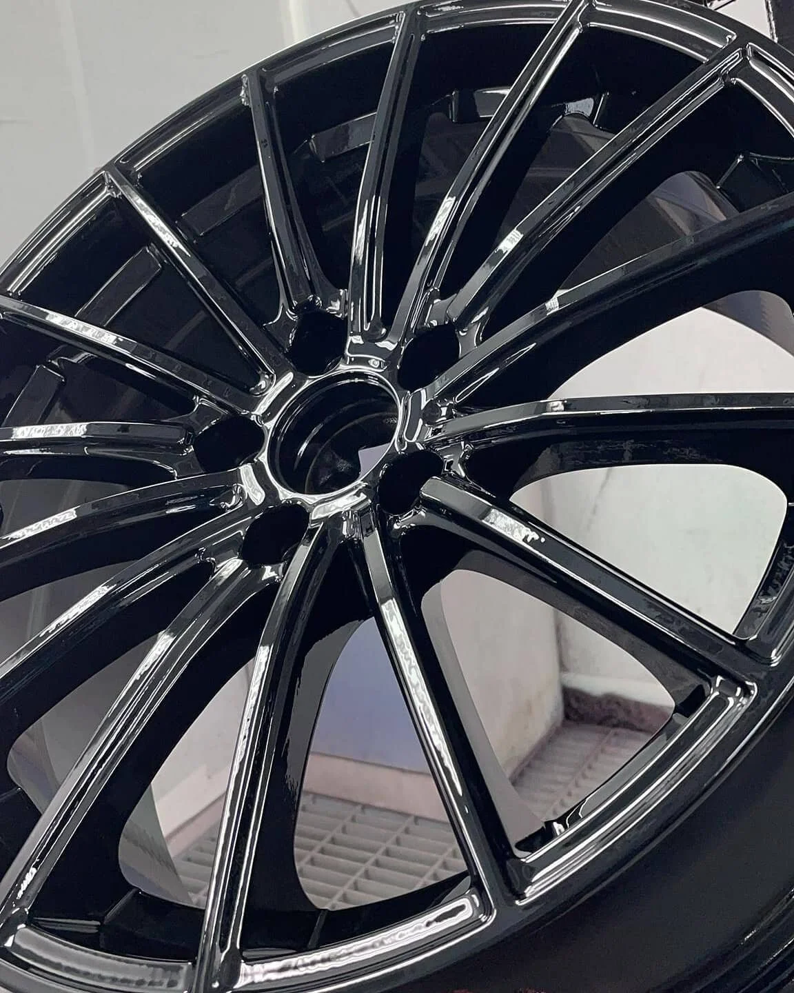 ⚫💥 #shiny #black #felgen #ostermundigen #bern #madeinbern  #carrosserie #spenglerei #autogarage #autowerkstatt #lackprofi #carlovers