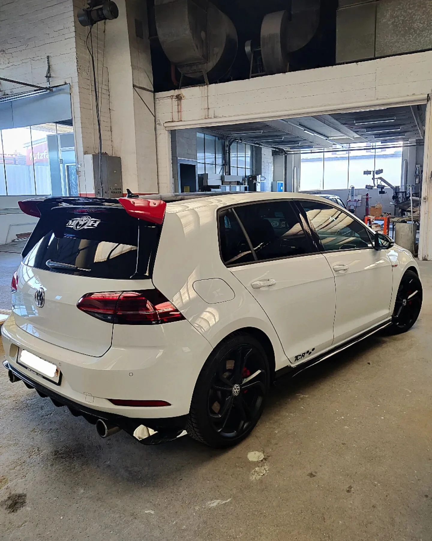 VW Golf GTI TCR ⚪ #oettinger #oettingertuning #heckspoiler #bern #madeinbern #ostermundigen #vw #golf #gtitcr #lackieren #spenglerei #autogarage #autowerkstatt #carlovers #tuning