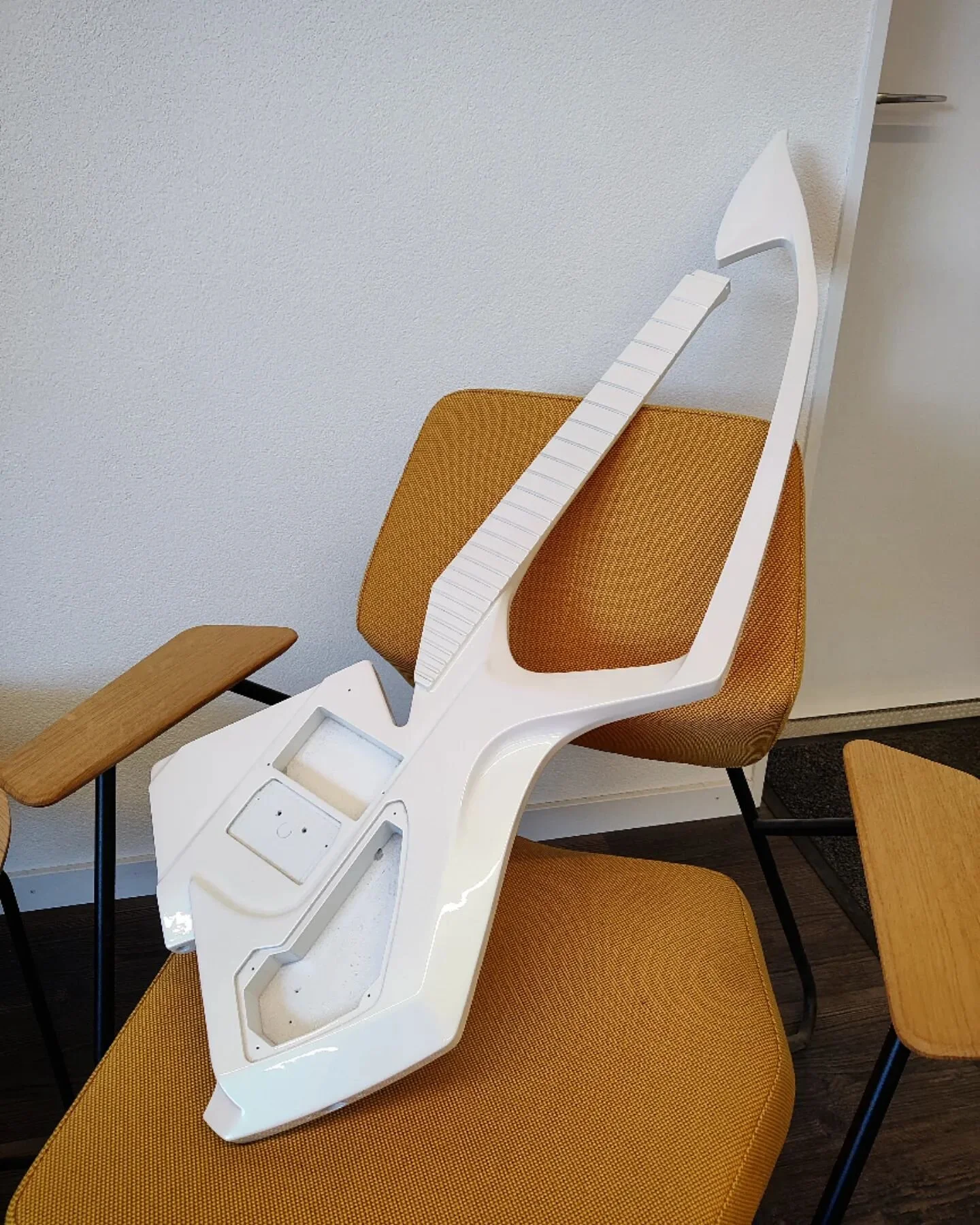 Mal ein etwas anderer Auftrag 😍🎸 #bern #madeinbern #ostermundigen #carrosserie #autogarage #autowerkstatt #lackieren #spenglerei #gitarre #perlweiss