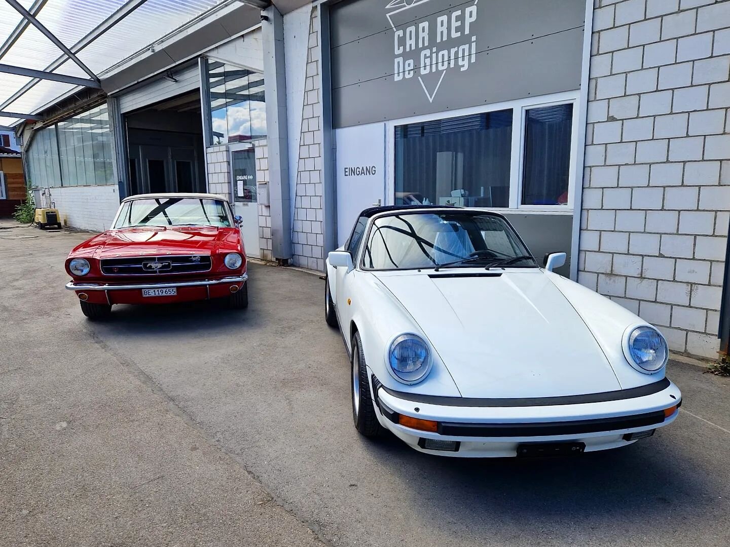 Double trouble 😍🚗 #ford #mustang #porsche #bern #madeinbern #ostermundigen #carrosserie #lackieren #spenglerei #werkstatt #autogarage #autowerkstatt #oldtimer #carlovers