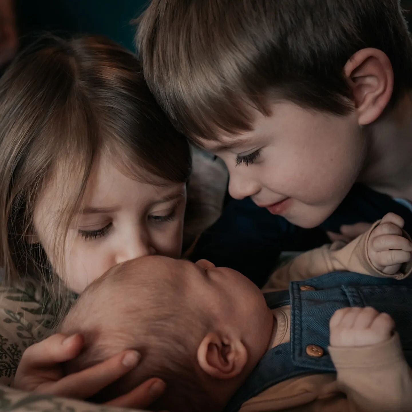 So blied I was ready with my camera when these two big siblings came bursting into the room and showered their new baby brother with love 🥰 what a moment!