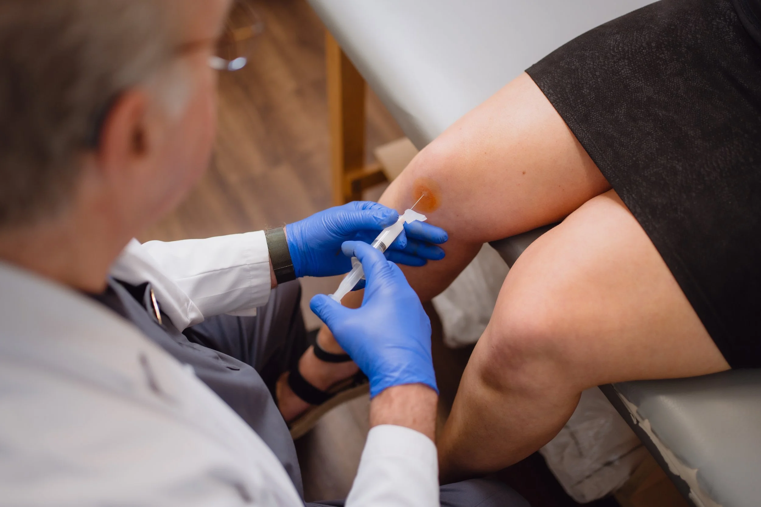 Joint Health Specialists, Dr Harris,  at SAOS providing joint knee injections for joint pain