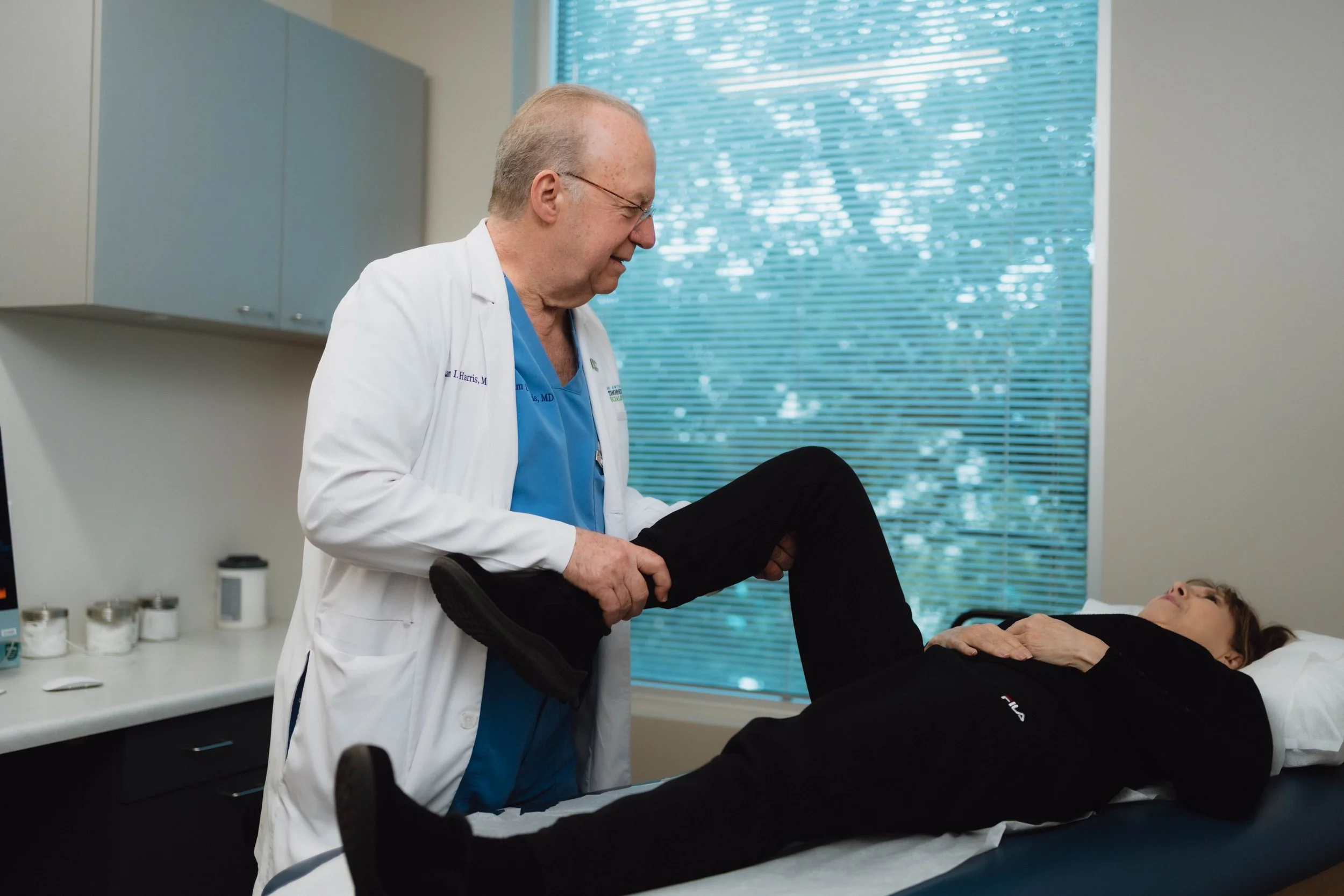 Doctor examining a knee in san antonio