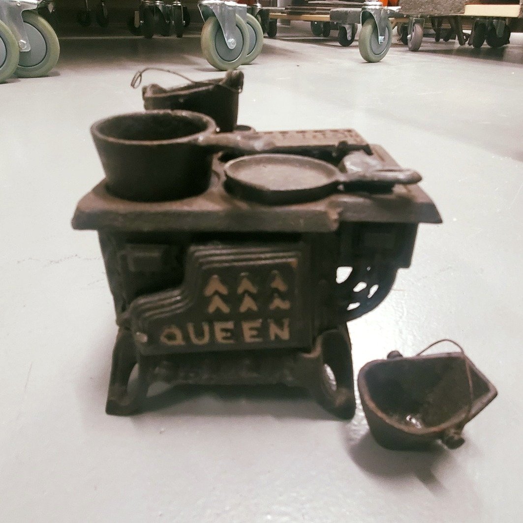 The Somerville Museum is home to two miniature, beautifully detailed cast-iron stoves from the Beauty and Queen lines. Crafted with remarkable detail, these small stoves reflect the ingenuity and charm of early 20th-century metalwork.

The &ldquo;Que