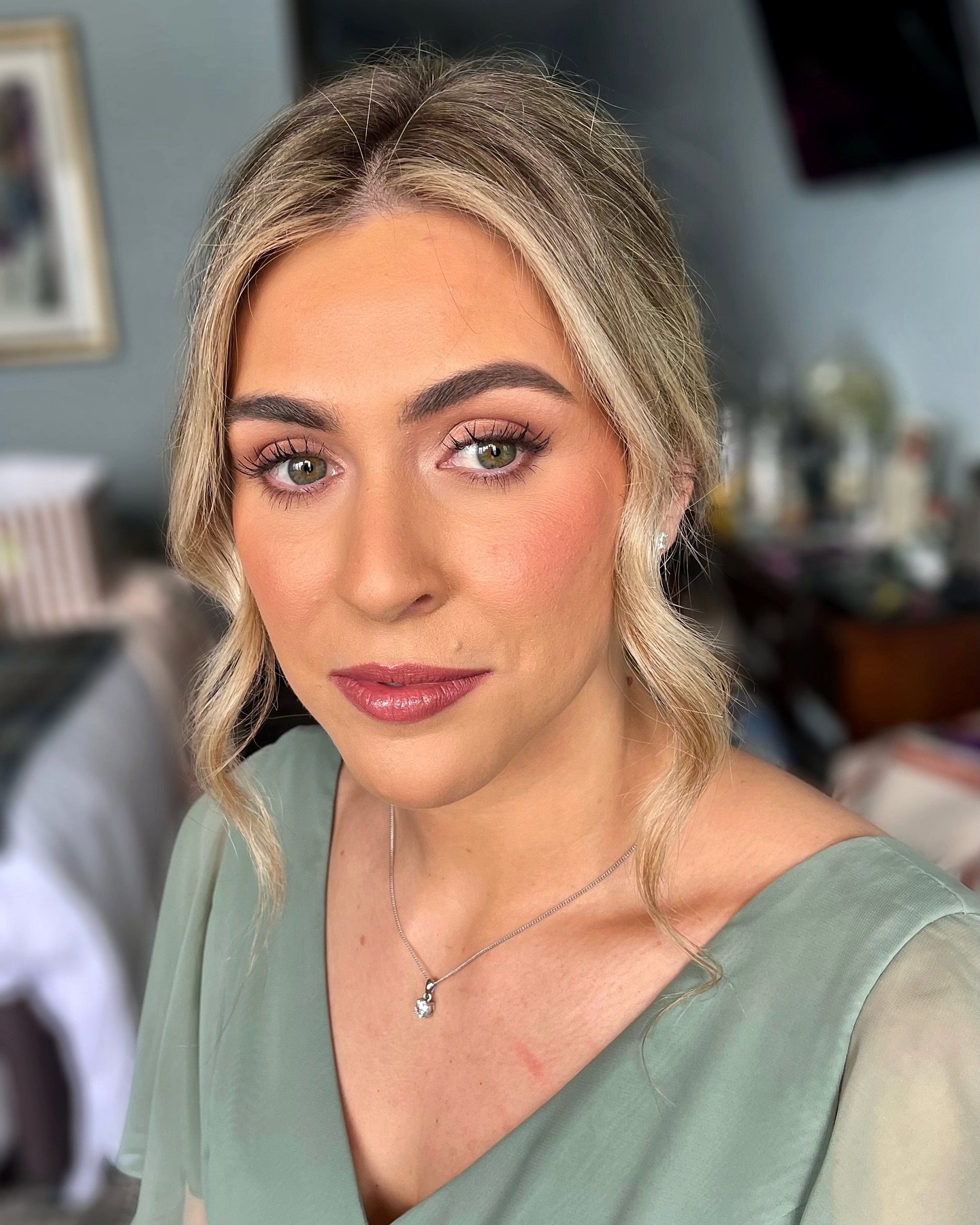 ✨Amy✨

Rosy Brown Dream!

A beautiful soft and subtle look that compliments Amy&rsquo;s stunning eyes and her gorgeous green bridesmaid gown. 

To complete the look, we chose the classic Pillow Talk lip from Charlotte Tilbury. This universally flatte