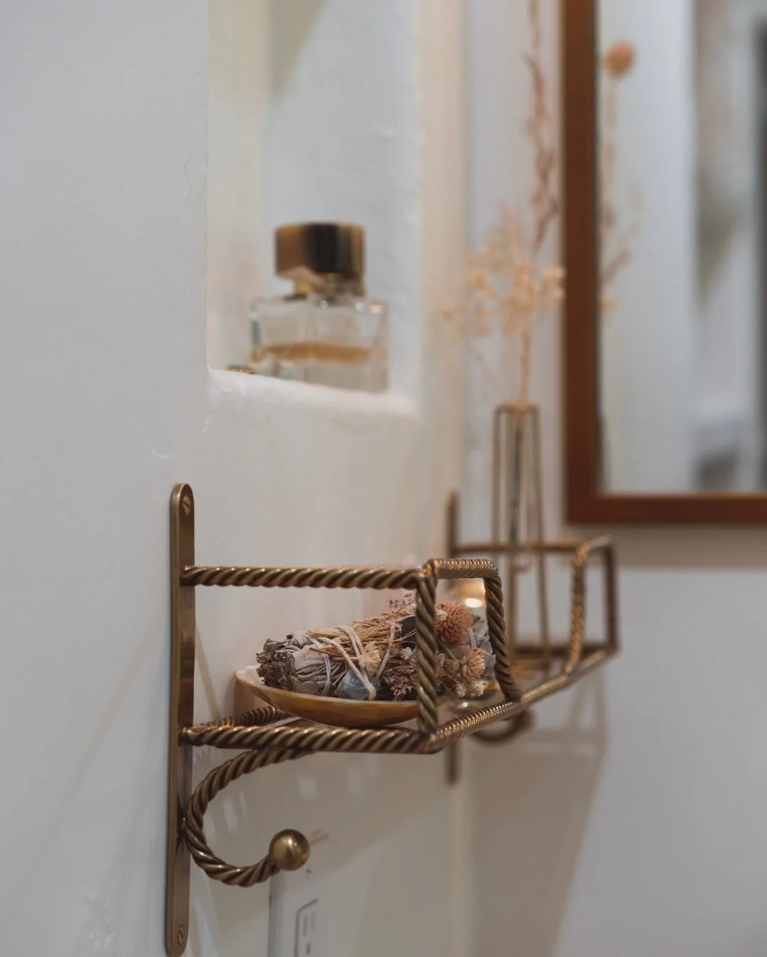 Transforming spaces, one room at a time.✨ The perfect mix of modern and natural elements to create a calming and refreshing change. Check out my latest blog post to read about our Sausalito bathroom renovation. 🤍🪴​​​​​​​​​.
.
 #interiordesign #remo