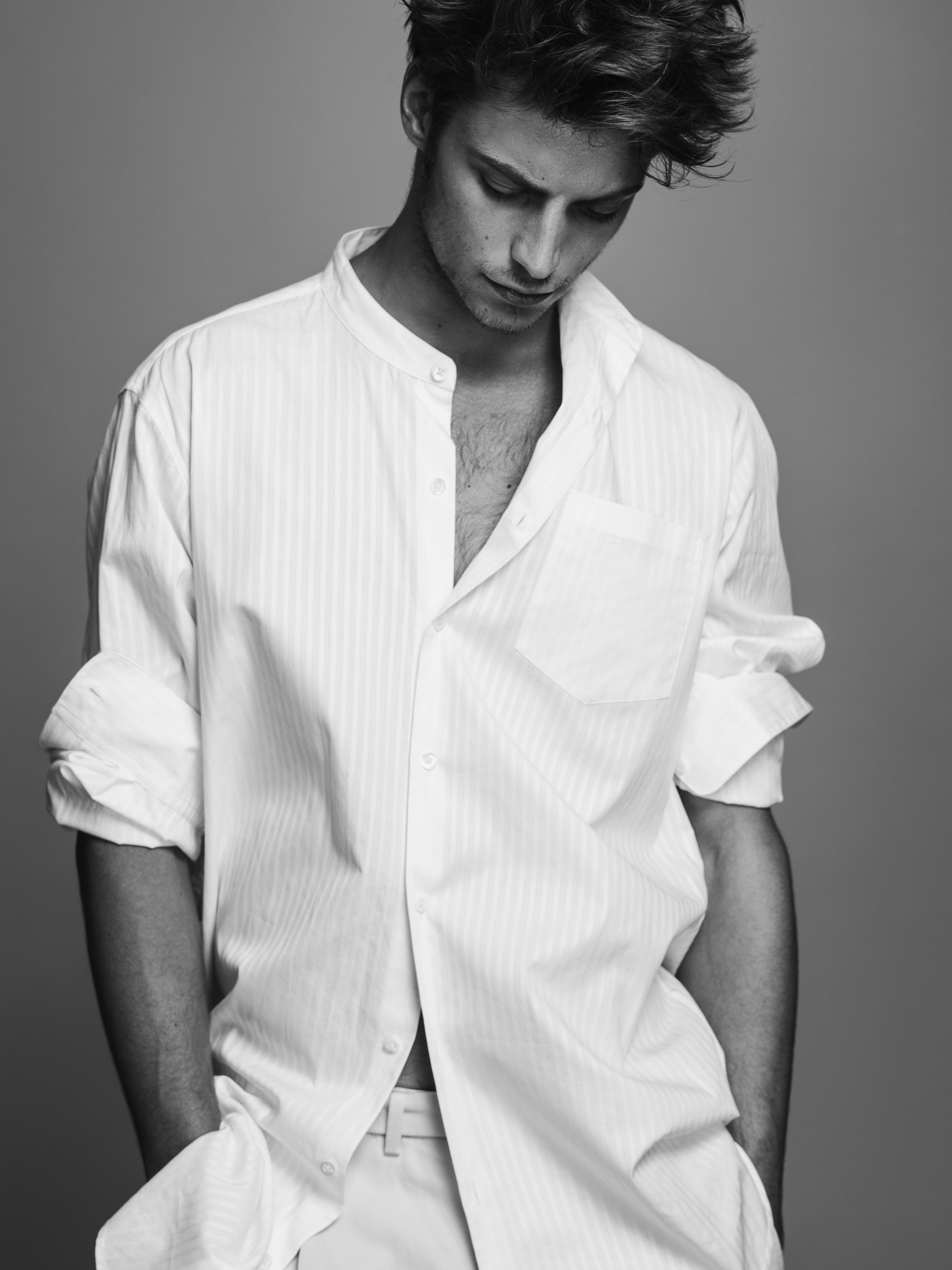 Красивые мужчины в белом. Timothee Bertoni. Парень в белой рубашке. Красивые рубашки для мужчин. Мужчина в рубашке модель.