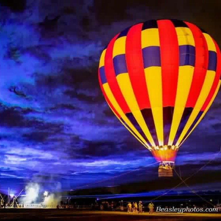FLASH ⚡️ GIVEAWAY ALERT 🚨 #sponsored We are delighted to offer a giveaway for two tickets to this weekend&rsquo;s Jacksonville Hot Air Balloon Festival with @balloonshowsusa and @carrie_the_moment 🎈 This amazing festival is offered May 13 &amp; 14,