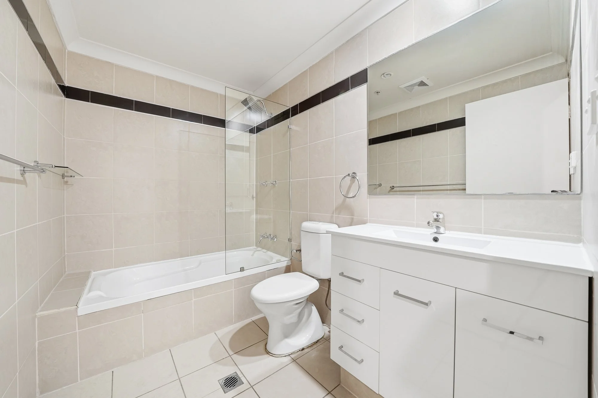 5.2 bathroom .jpg