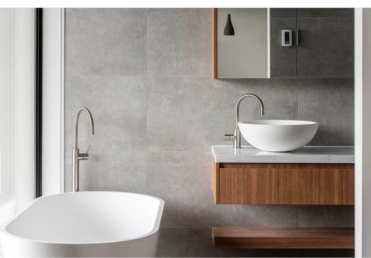 The concrete look tile is a timeless choice- and a beautiful one at that! Couple it together with a timber vanity and brushed nickel tap ware and you have a classic combination 👌