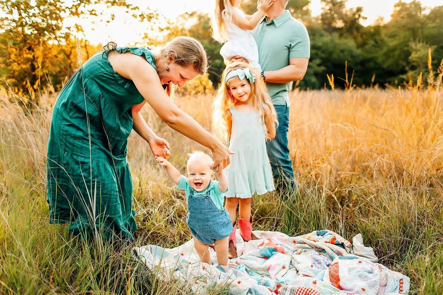 It&rsquo;s almost time to book Mini Sessions for this year!! 

🙌🏻🙌🏻🙌🏻

Yes, it&rsquo;s time now to start thinking about it so it doesn&rsquo;t get put off till the last minute with the craziness of fall.
(Scroll down to the end if you want the 