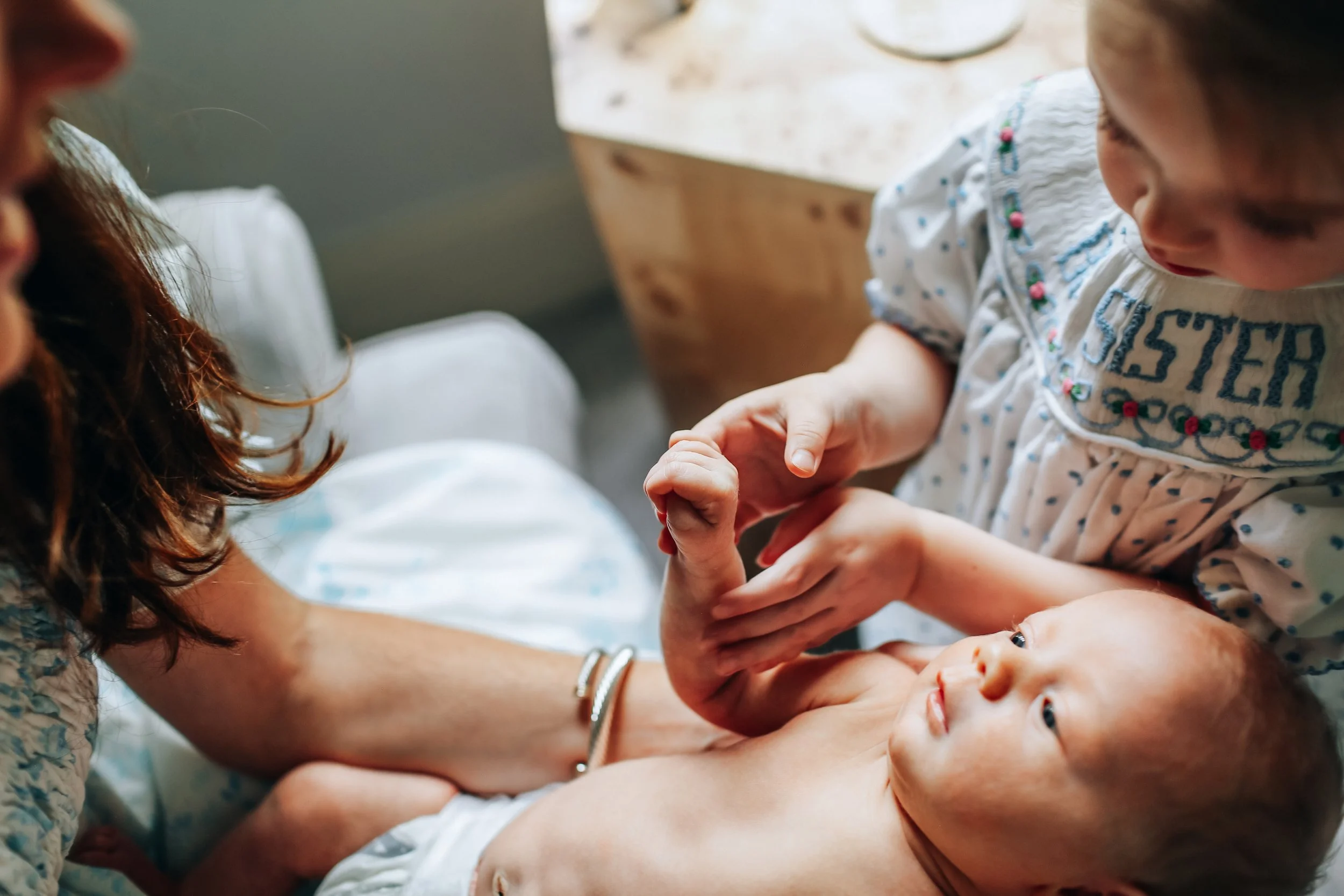 newborn-sibling-holding-hands-photography.jpeg.jpg