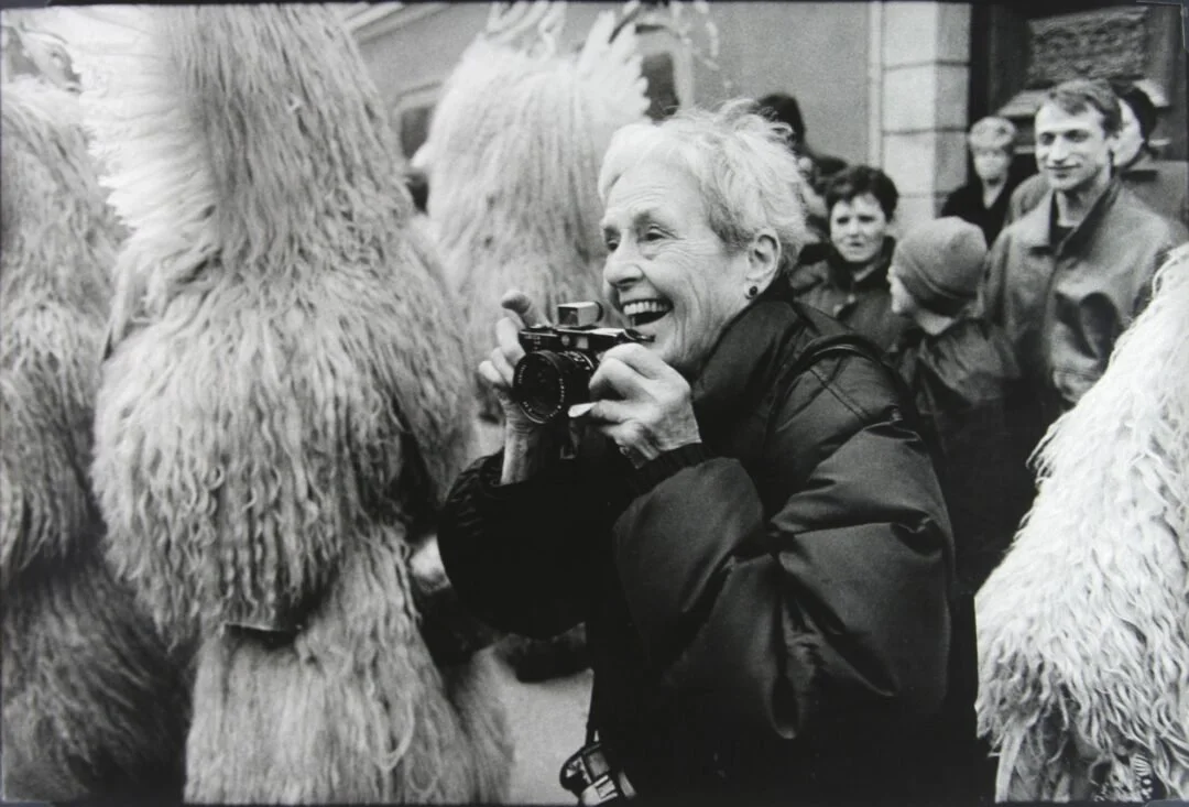Inge-Morath-beim-Karneval-in-Ptuj-©-Stojan-Kerbler-courtesy-OstLicht.-Galerie-fuer-Fotografie-1080x733.jpg