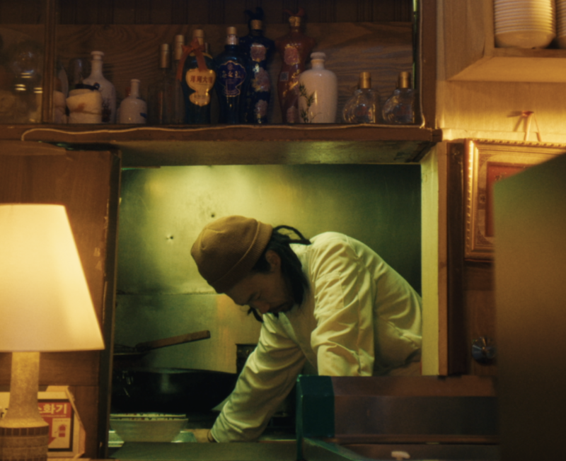 2025 I'd like that corner seat over there 저 구석 자리로 주세요