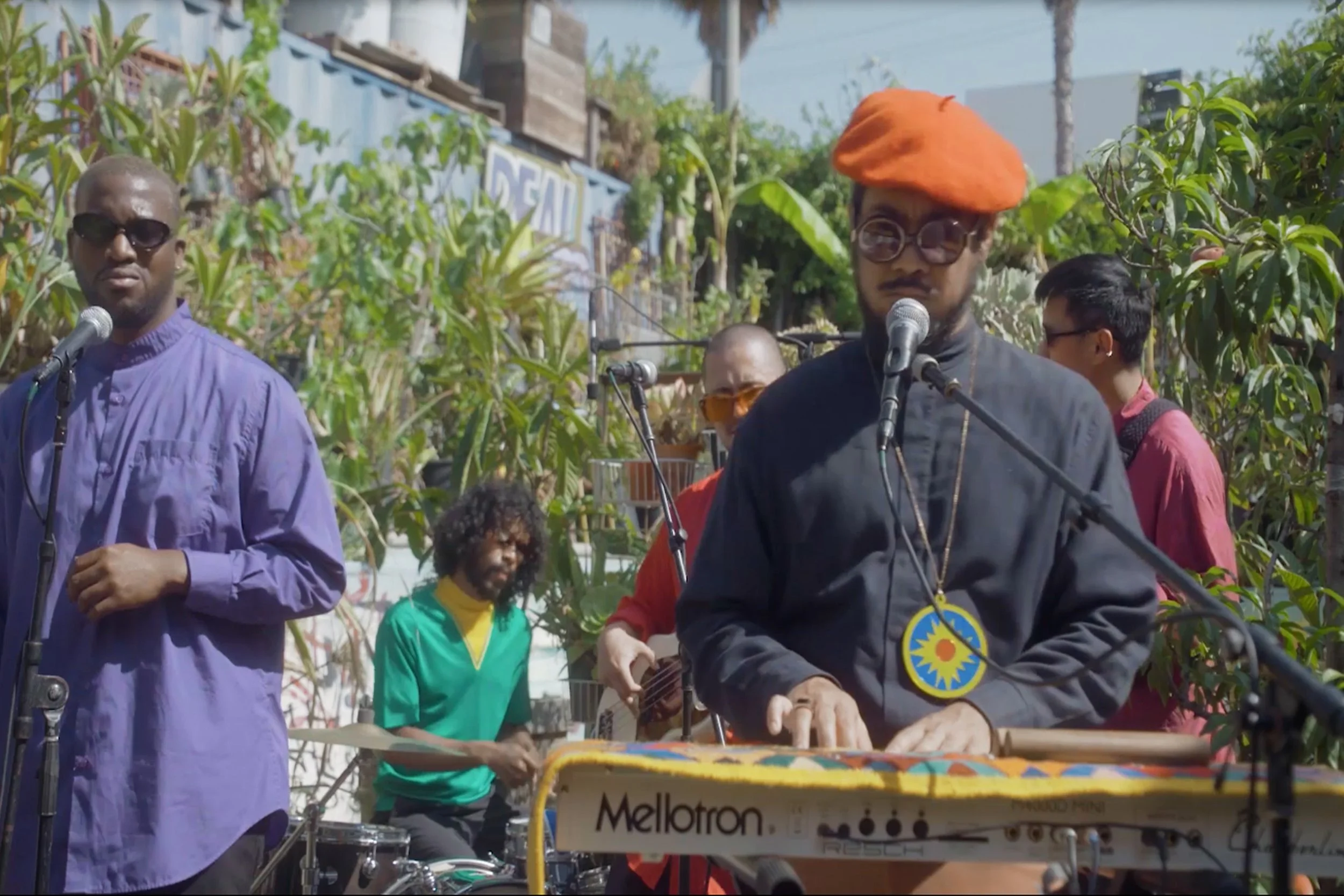 Mndsgn performs Rare Pleasure 🌱