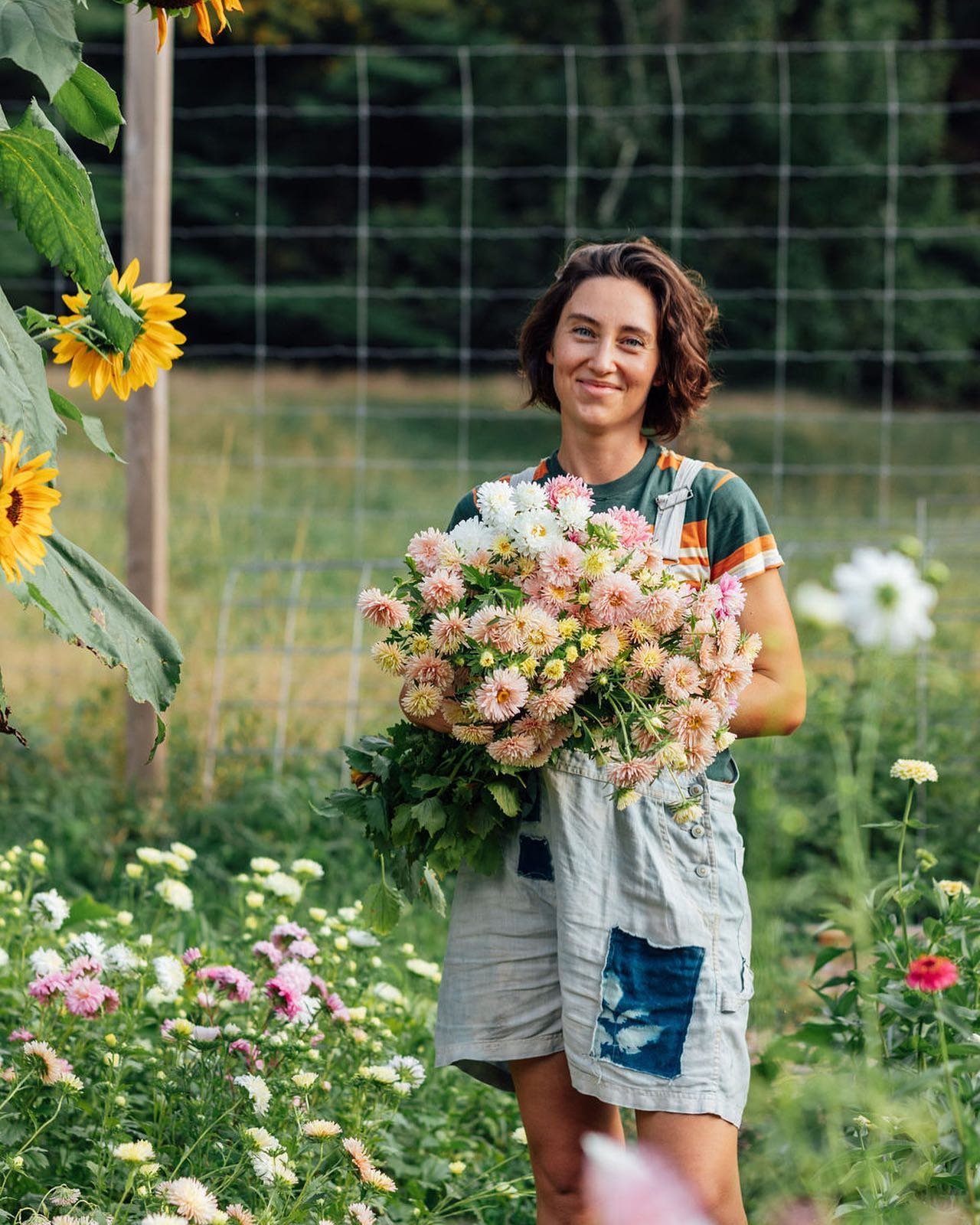 Do you love flowers? What about chatting with other people that love flowers? Little Pebble is HIRING! Looking for farmers market manager Saturday mornings in Rock Hill. DM or check out www.littlepebble.farm/jobs for more info 💐