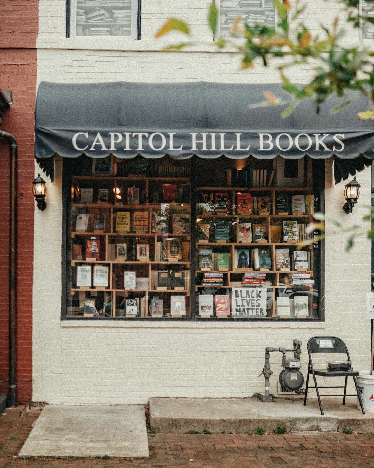 What&rsquo;s the last book you bought? 📚 
-
Hello! I spent a lovely weekend with some of my family in DC, which was very exciting for me as I had never been! Filled with bookstores, museums, and many houses I wish I lived in 🥲 I purchased a book th