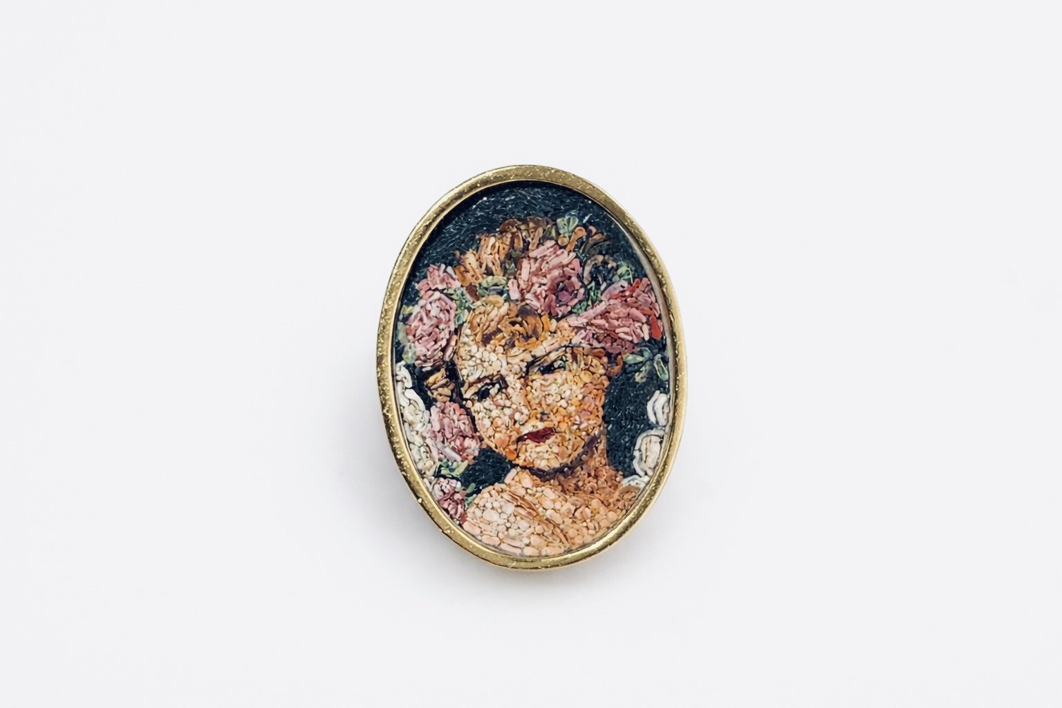 Micromosaico artistico realizzato con tessere di smalto, su supporto in oro 18 k. e argento 925 fornito da terzi. Cm. 2,5 x 1,9