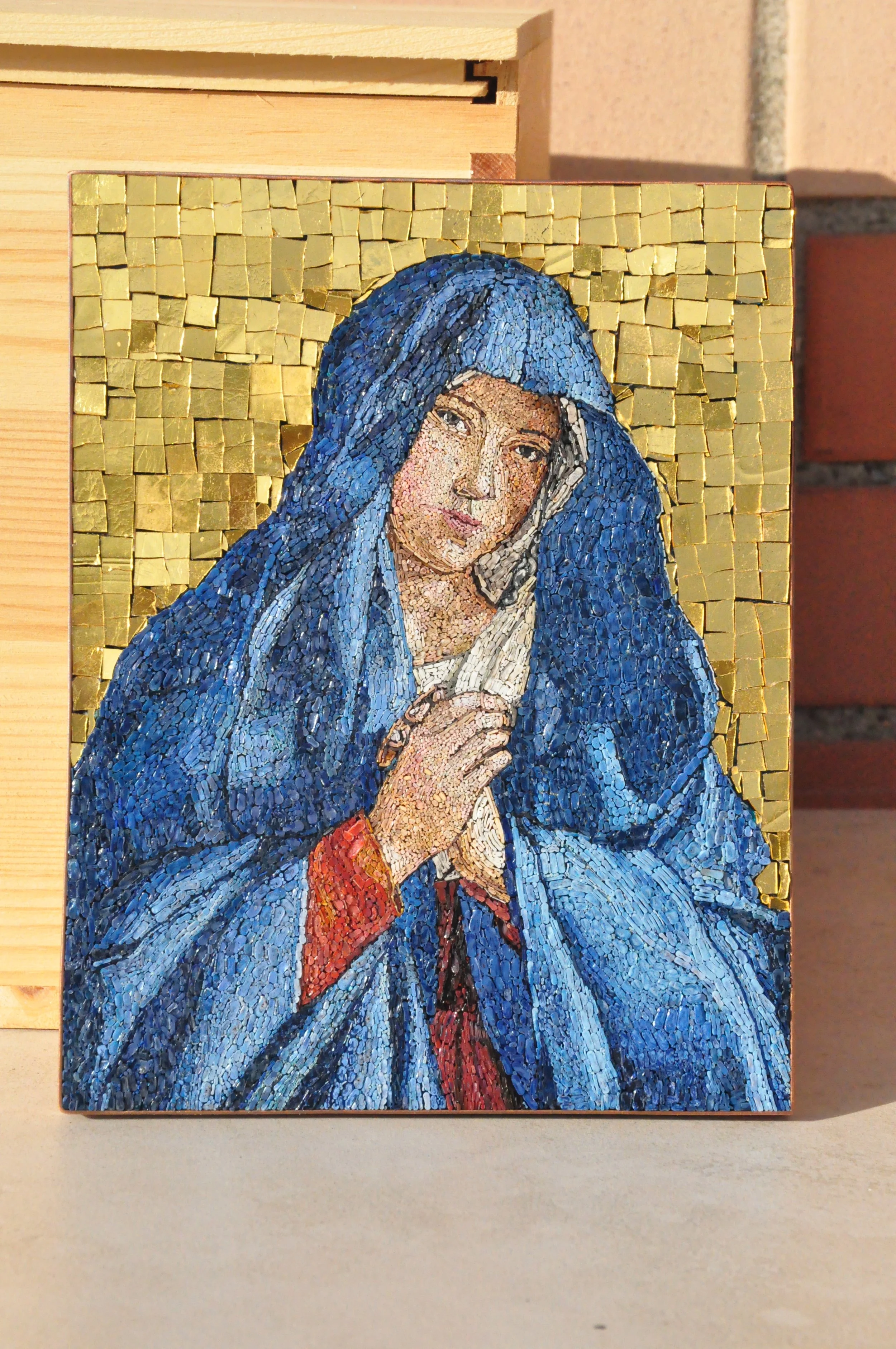 This micromosaic is the copy of the original Sassoferrato's painting, called "Praying Madonna".
Cm. 16,5 x 13,0    Inch 6,49 x 5,12