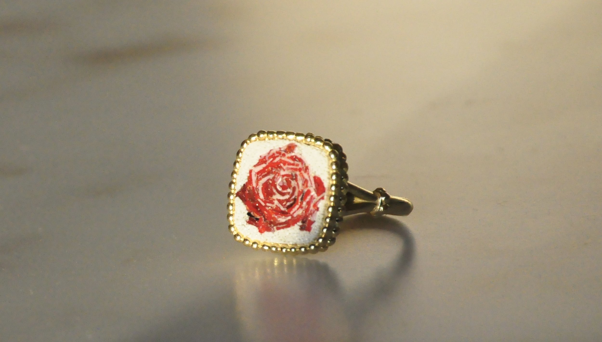 Micromosaic ring in a gold base. Cm. 1,2 x 1,2