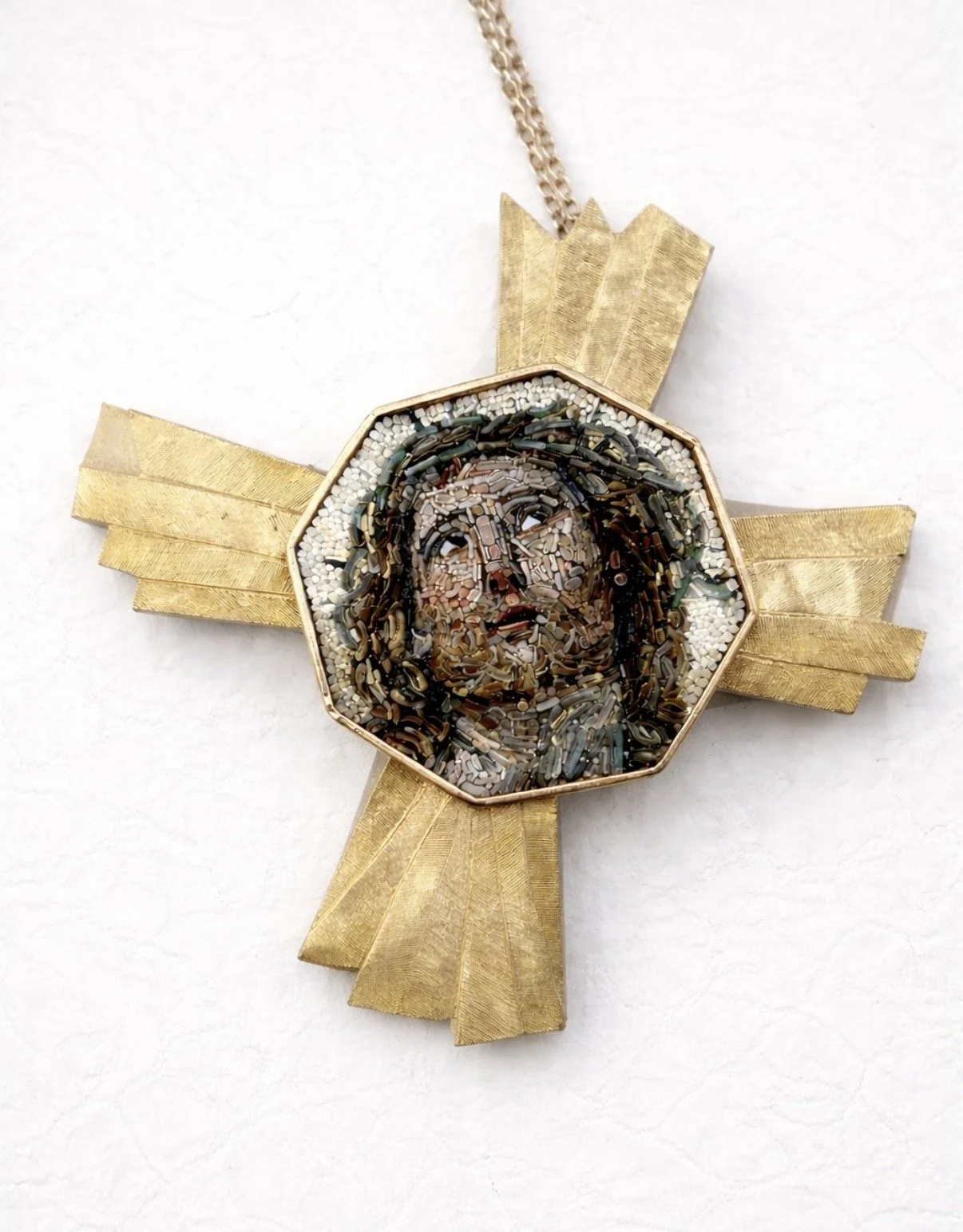Artistic micromosaic made with enamel tesserae, on a 18 k gold support supplied by third parties