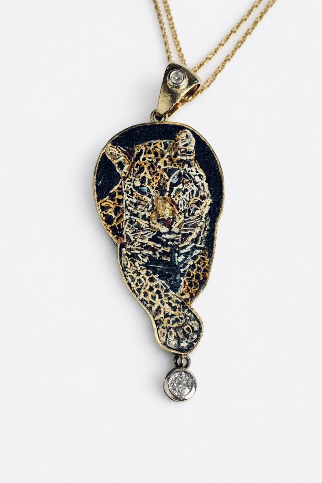 Micromosaico artistico realizzato con tessere di smalto, su supporto in oro 18 k. fornito da terzi.