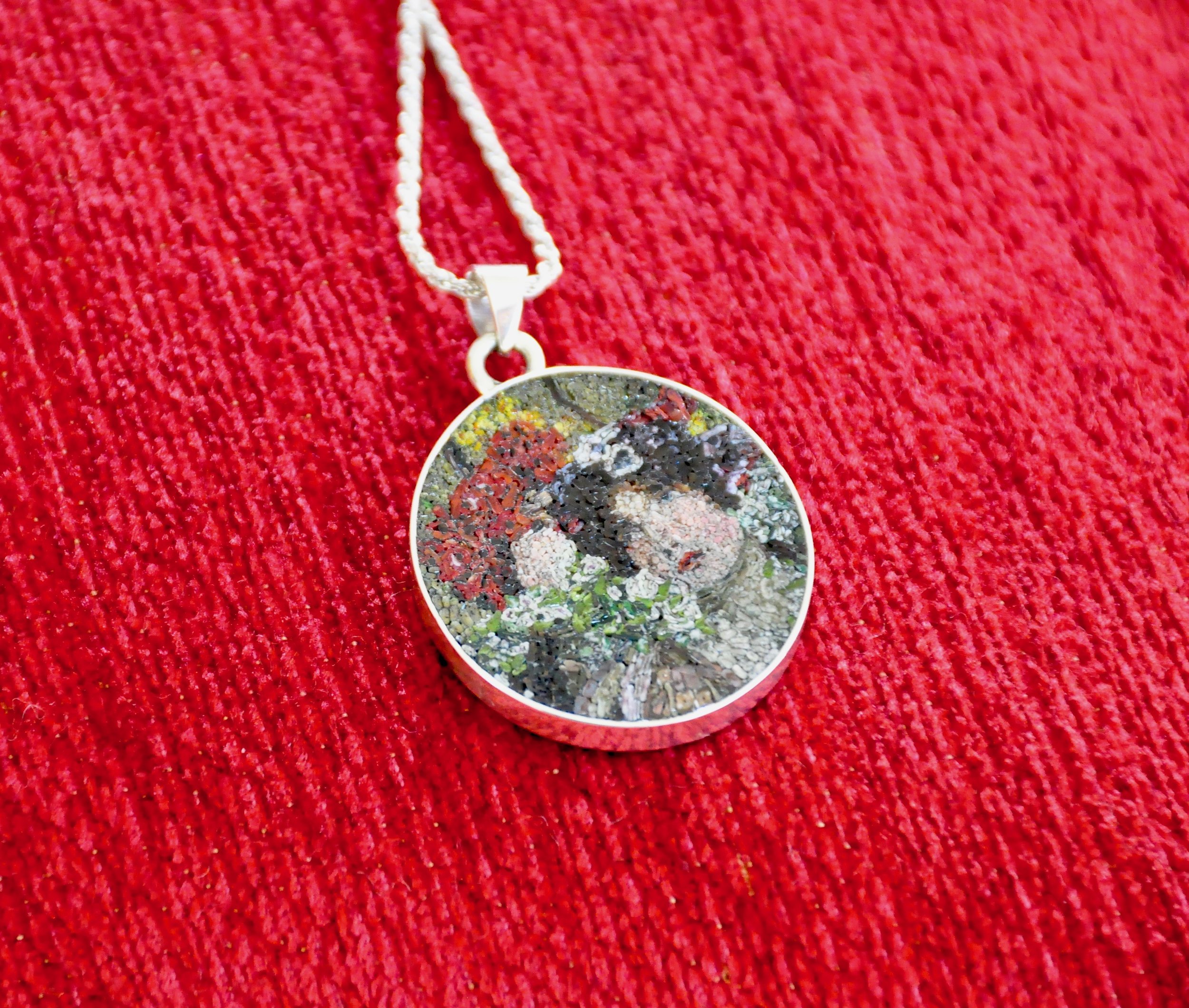 Micromosaic pendant in a silver base. Cm. 3,0 x 2,8