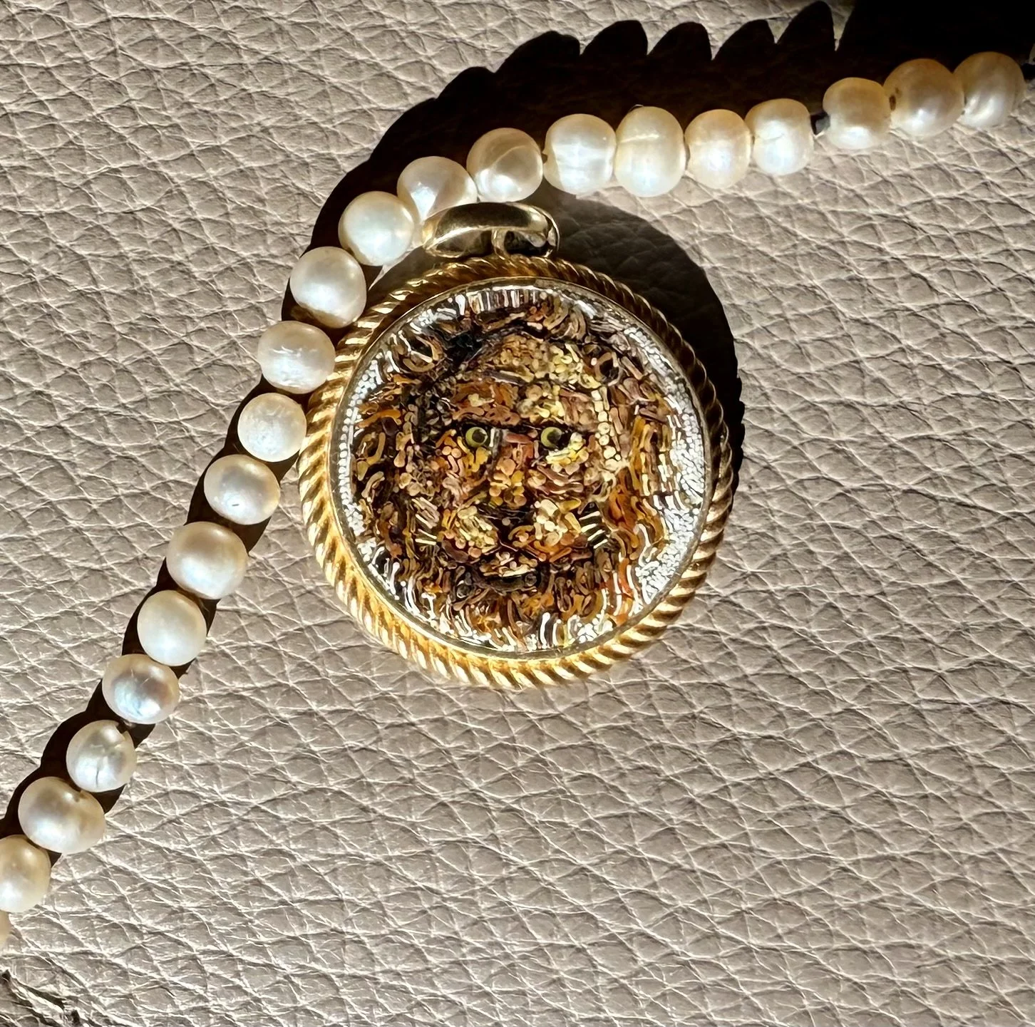 Pendant in micromosaic on a silver-plated gold base. Cm. 2,0