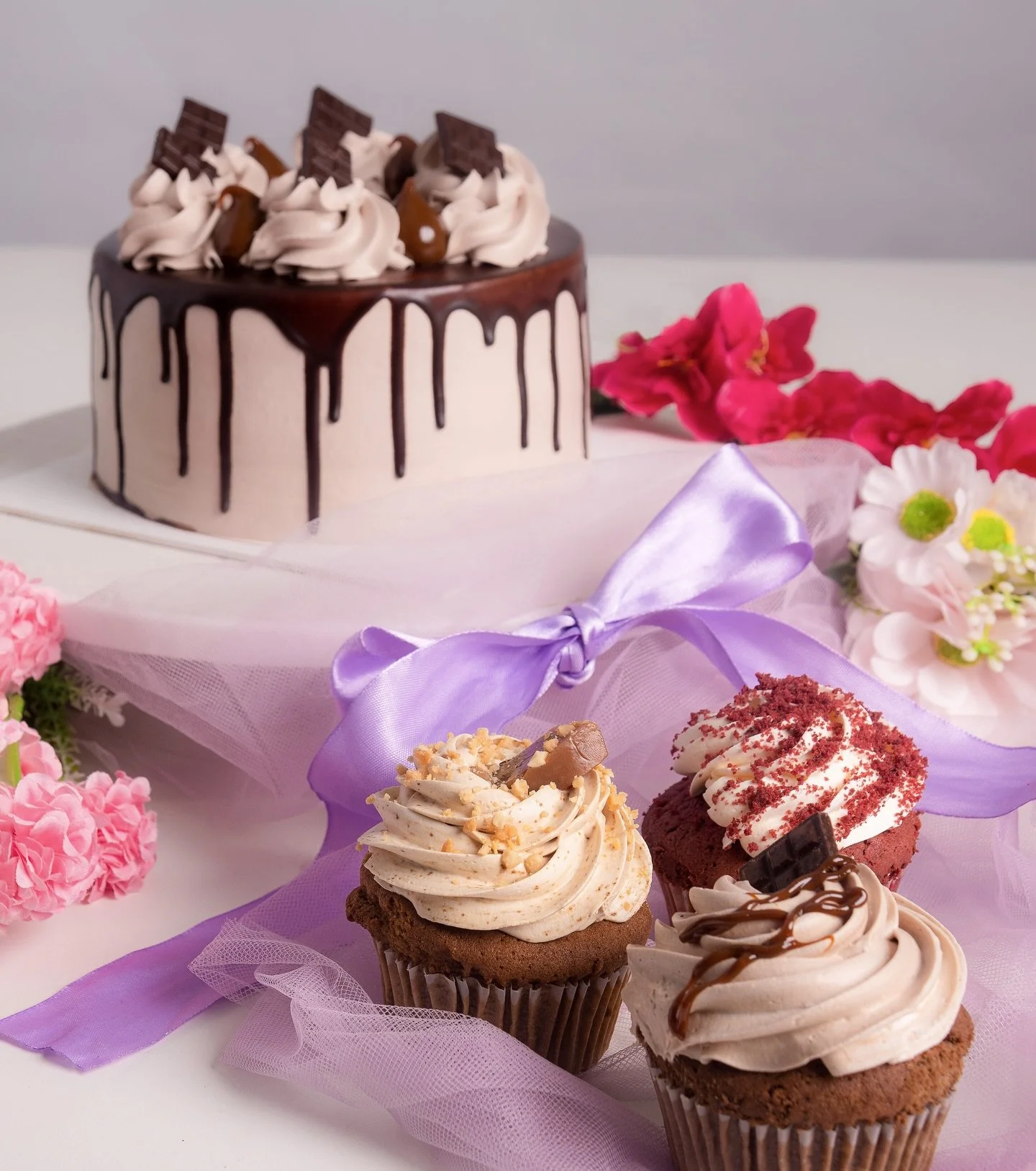 Cerramos la semana compartiendo algunas fotos tomadas por estudiantes del Módulo de Fotografía Publicitaria, impartido por @alan.antonio.ph , en nuestra Escuela Foto Limarí! 📸🍰🧁
Nuestros agradecimientos a @pasteleriapitacake