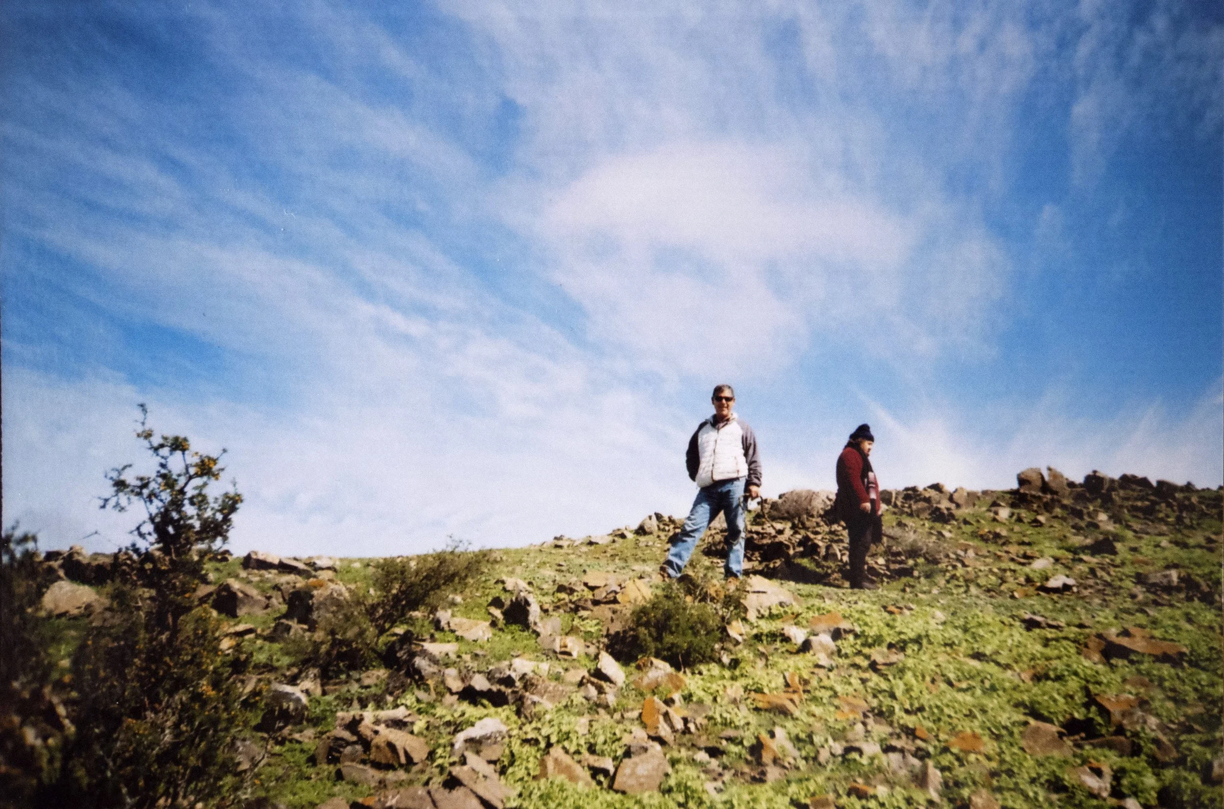 Fran Oyanadel
(Tata Wile en Peña Blanca) Si hablo de amor, pienso en ellos. Mi tata Wilfredo, feliz en algún cerro de Peña Blanca, donde nació, abajo mi tata Isabel y yo, que me pide que le saqué una foto para recordar ese paseo para siempre. El ciel