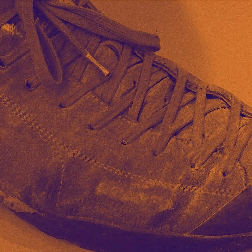 “No sé qué piensen los demás, pero cuando me despierto por la mañana y me pongo los zapatos, pienso: «Dios mío, ¿y ahora qué?»”

~Charles Bukowski