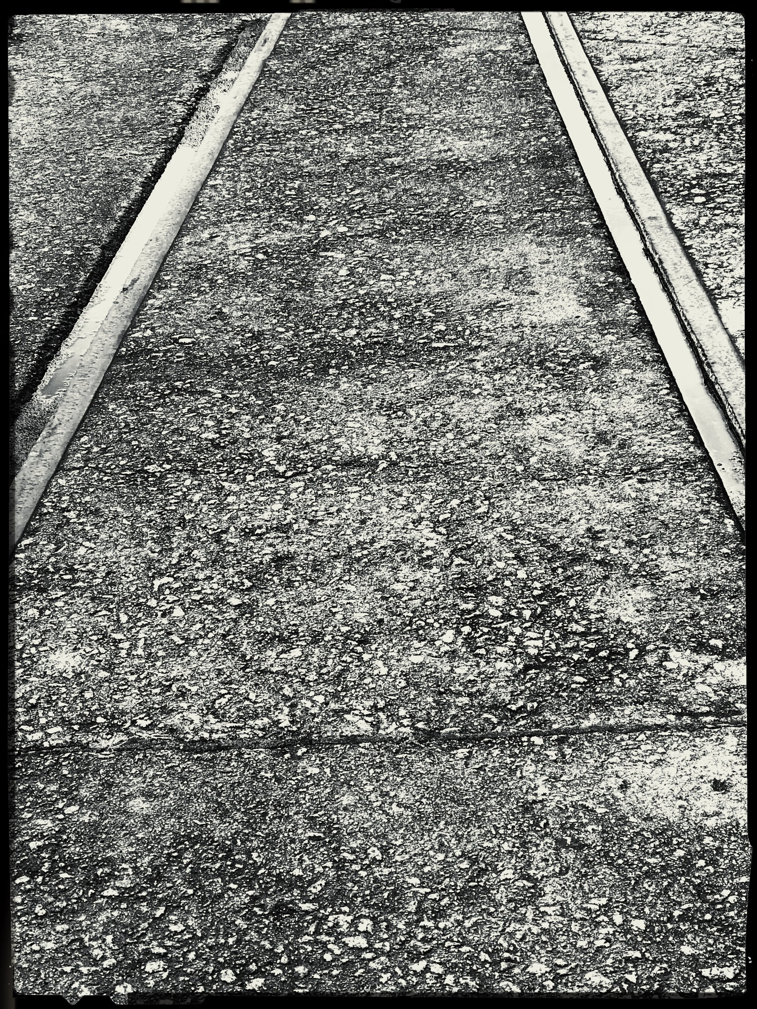 Algunos de los lugares que fotografié
están a punto de desaparecer,
tal vez ya se hayan esfumado de la superficie de la Tierra.
Sólo sobrevivirán en fotografías,
o mejor: su memoria
habrá de aferrarse a las imágenes que de ellos tenemos.