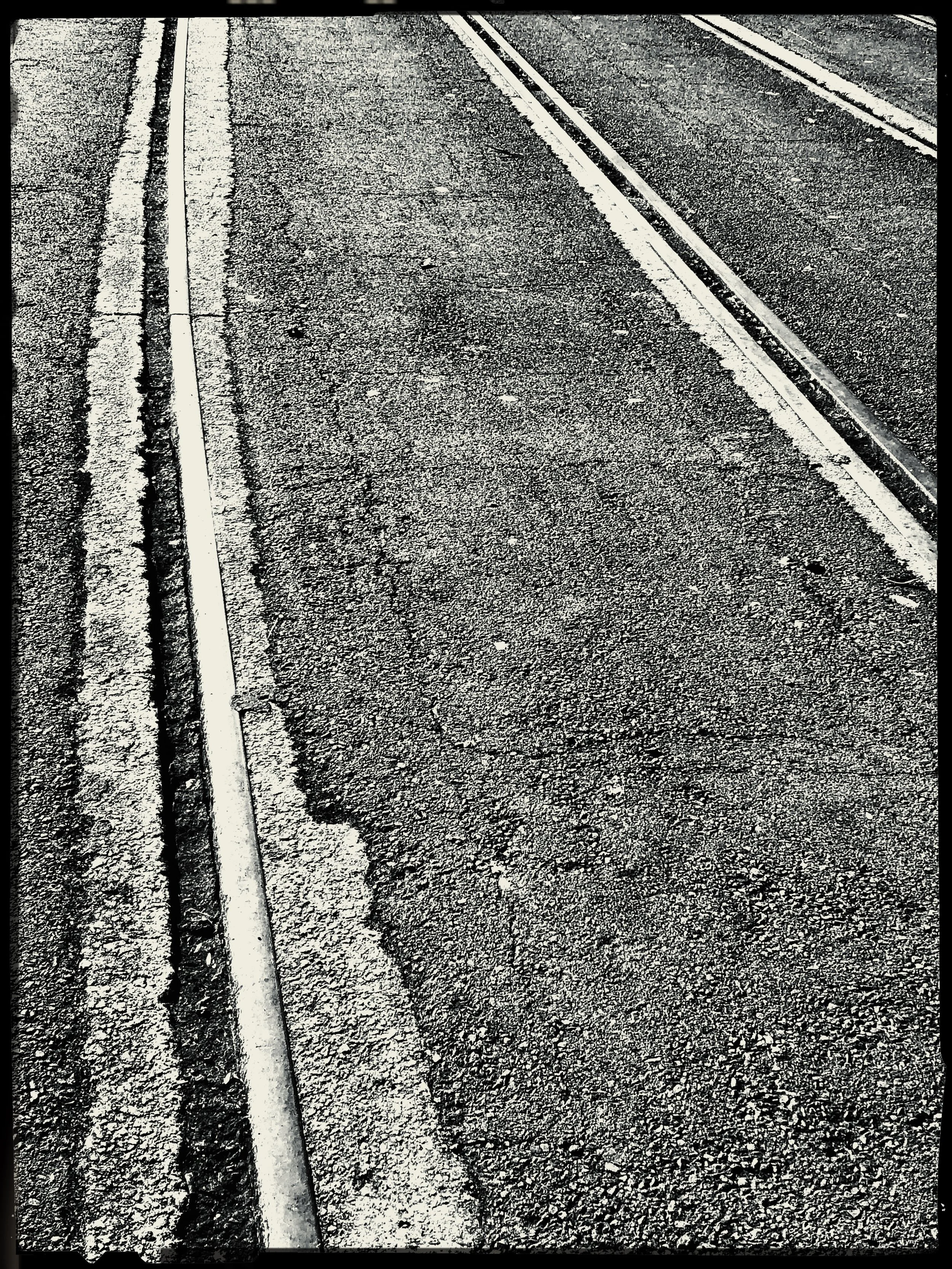 Por metafóricos que puedan parecer,
los lugares siempre son reales.
Te puedes pasear por ellos
o tumbarte en el suelo.
Puedes llevarte una piedra
o un puñado de arena.
Pero no puedes llevarte el lugar.