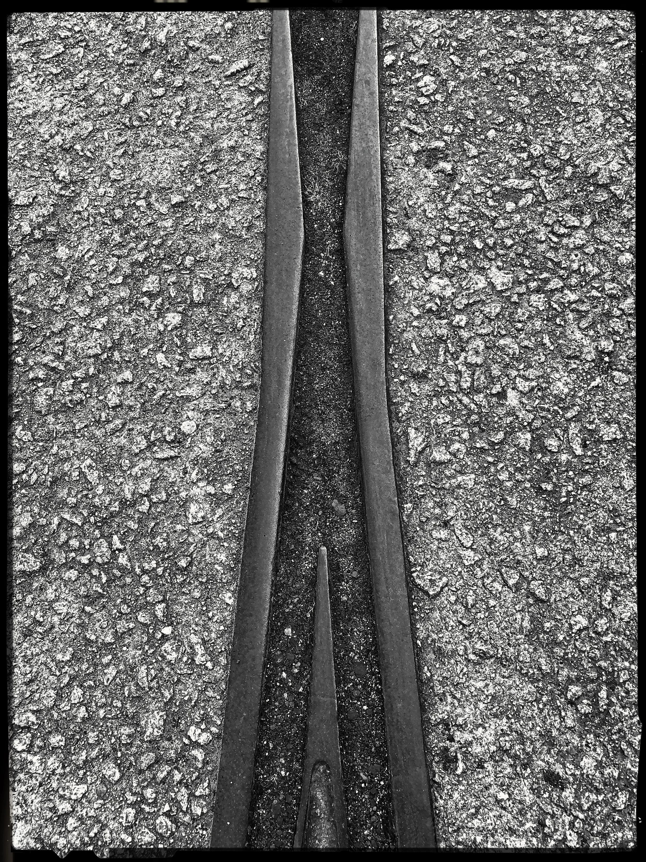 Dentro de un millón de años
cuando ya no quede nadie
para recordarnos siquiera vagamente,
algunos de estos lugares sí lo harán.
Los lugares tienen memoria.
Lo recuerdan todo.
Está grabado en la piedra.
Es más profundo que la más profunda de las aguas