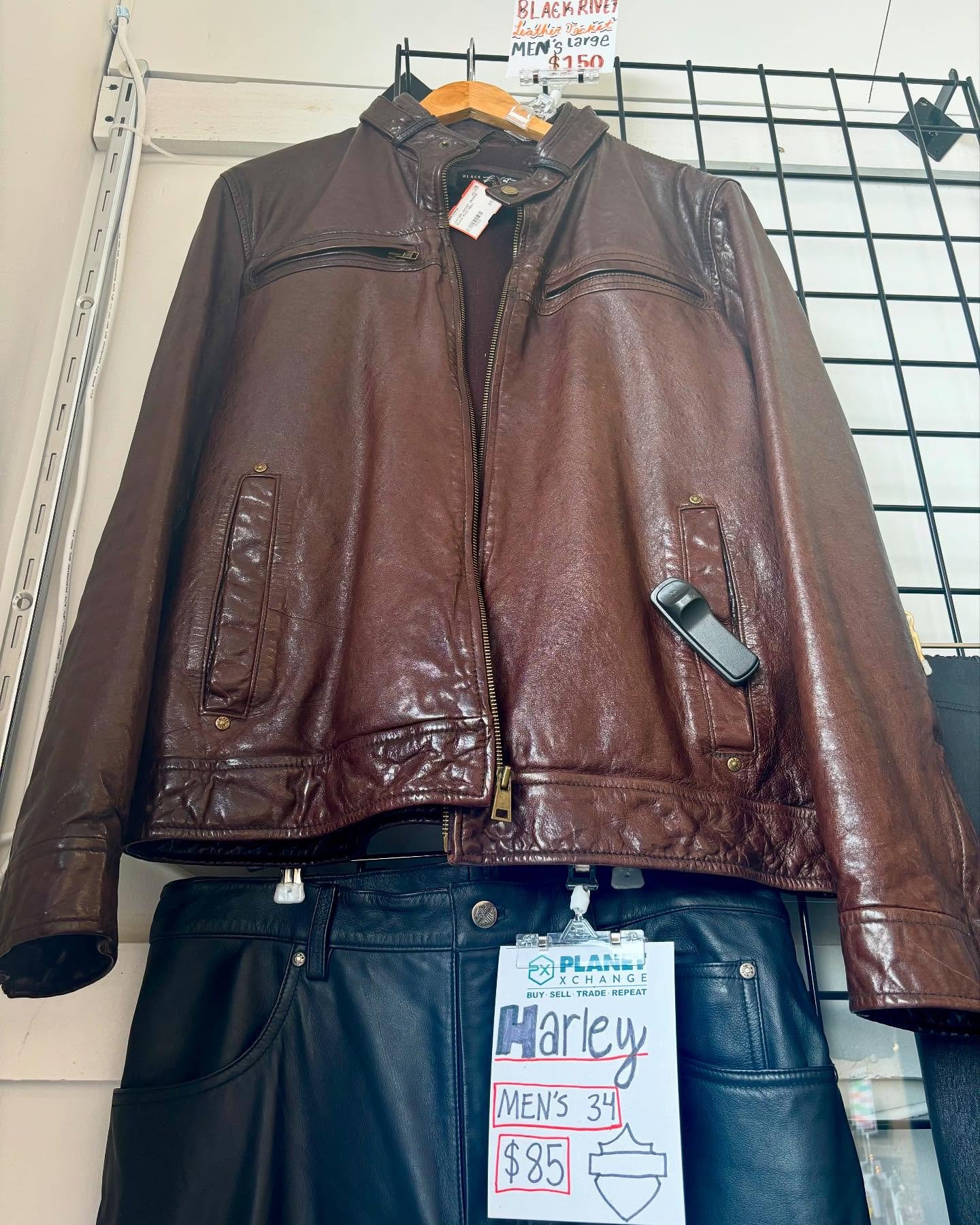 🤎🖤 Black Rivet leather jacket &amp; Harley Davidson leather pants @ PX Alcoa! 
&bull;
&bull;
&bull;
&bull;
#PlanetXchange #utknoxville #utk #knoxville #buyselltrade #shopknoxville #shoplocal #SecondhandStyle #thrifting #Tennessee #alcoa #sale #clot