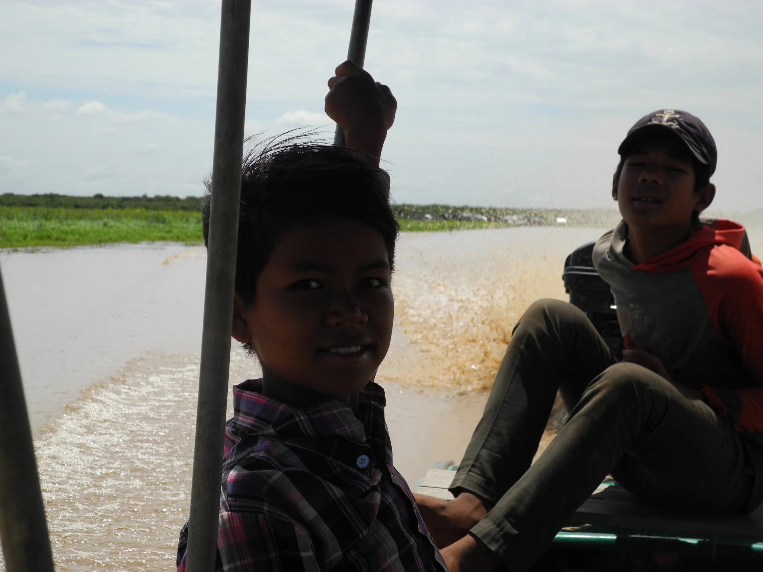 boat boys Ton LeSap lake-1.JPG