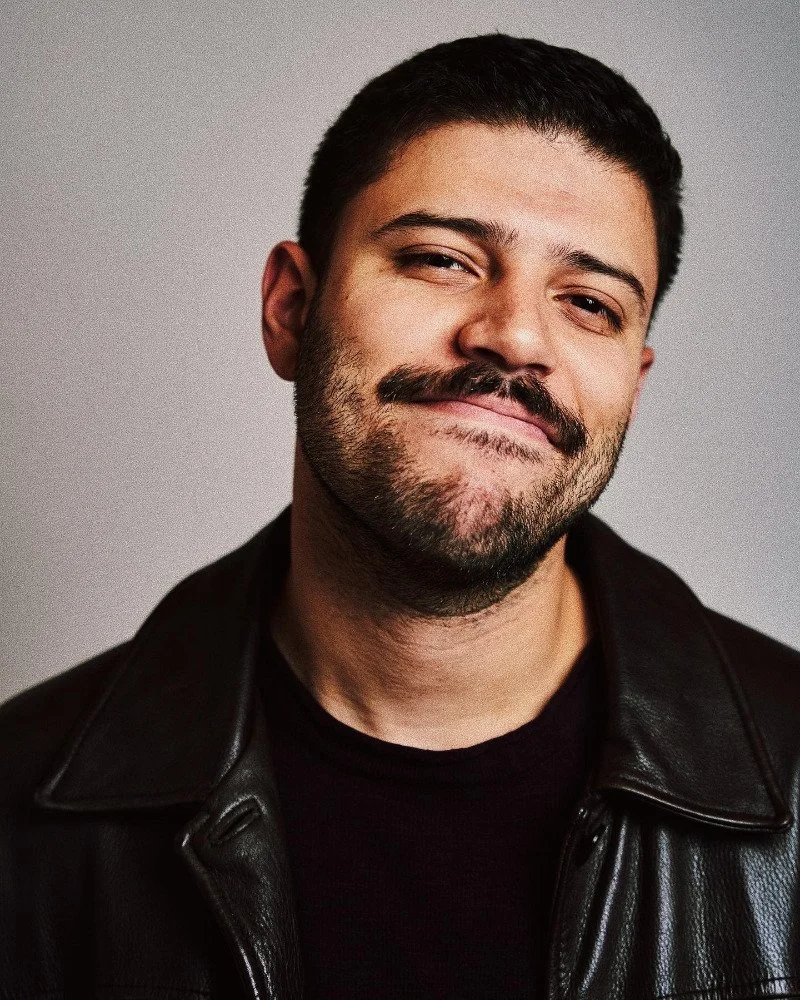 Angelo Colina Headlines Room 808 (in Spanish)