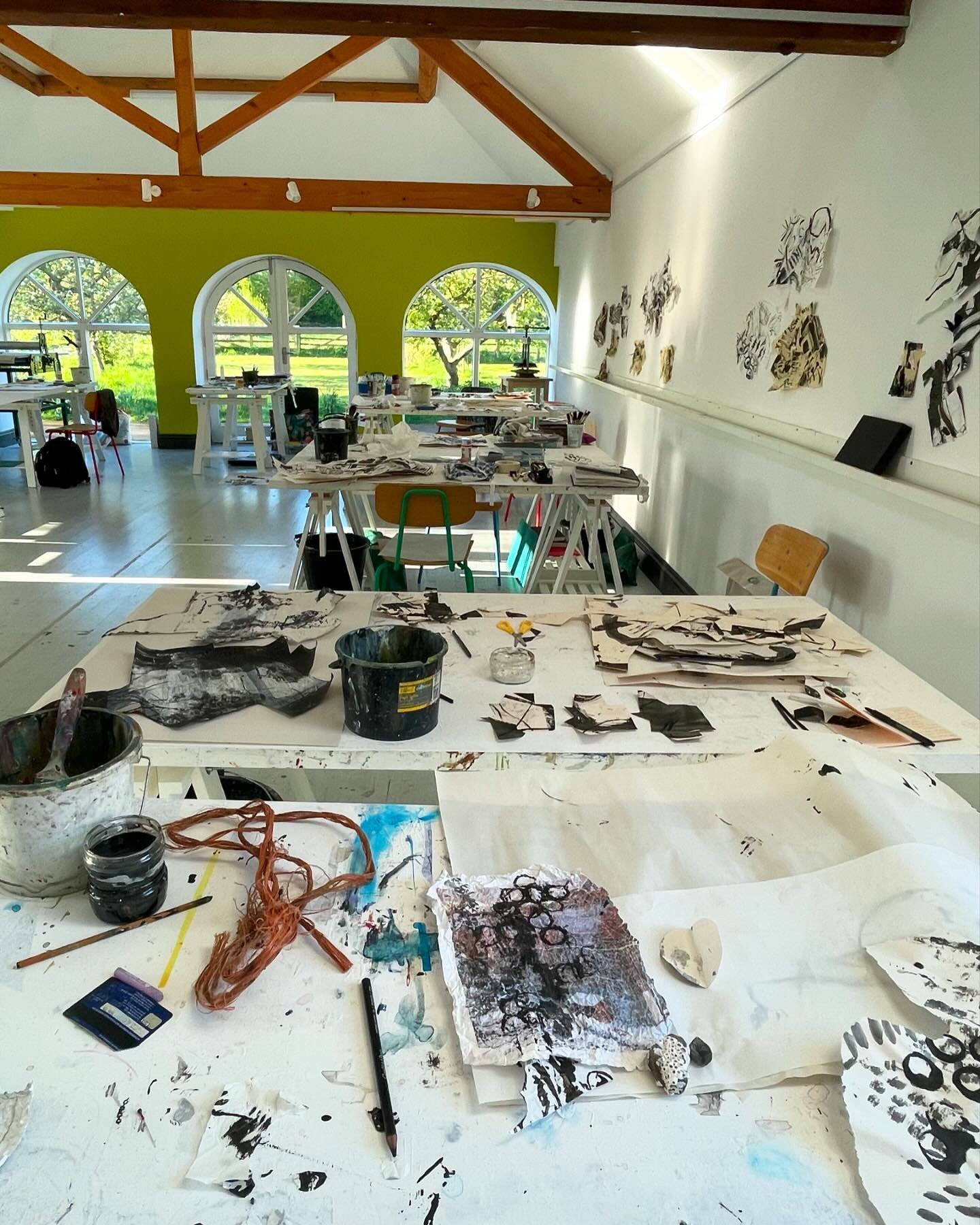 Early morning setting up for a second day with Matthew Harris - bold and beautiful mark making in the studio this week&hellip;

@matthewharriscloth #markmakingart