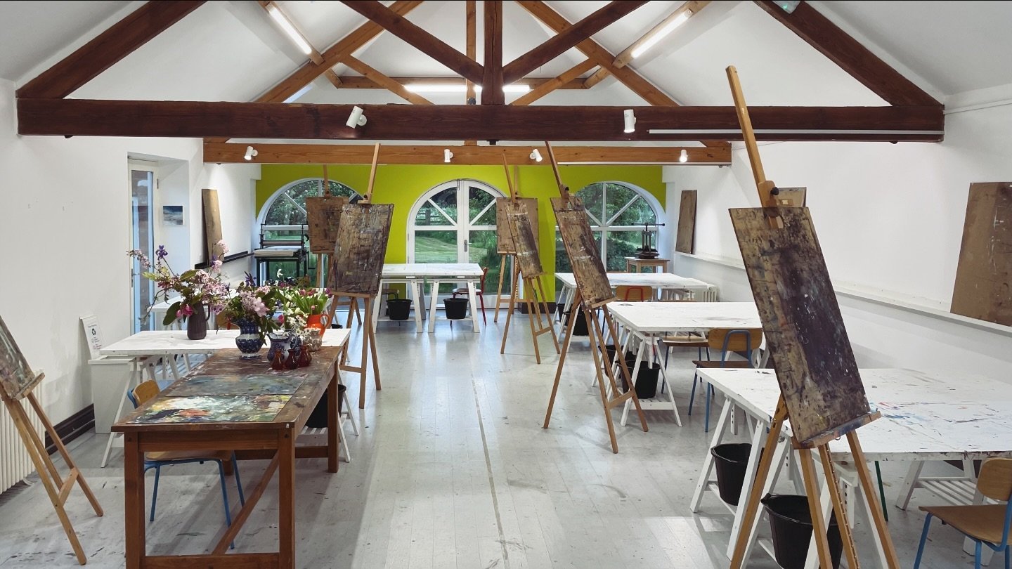 Emily Ball&rsquo;s prepping the studio for her course here at The Lund this week :-)
@emilyballpainting #paintingworkshop #paintingcourse #creativecourses