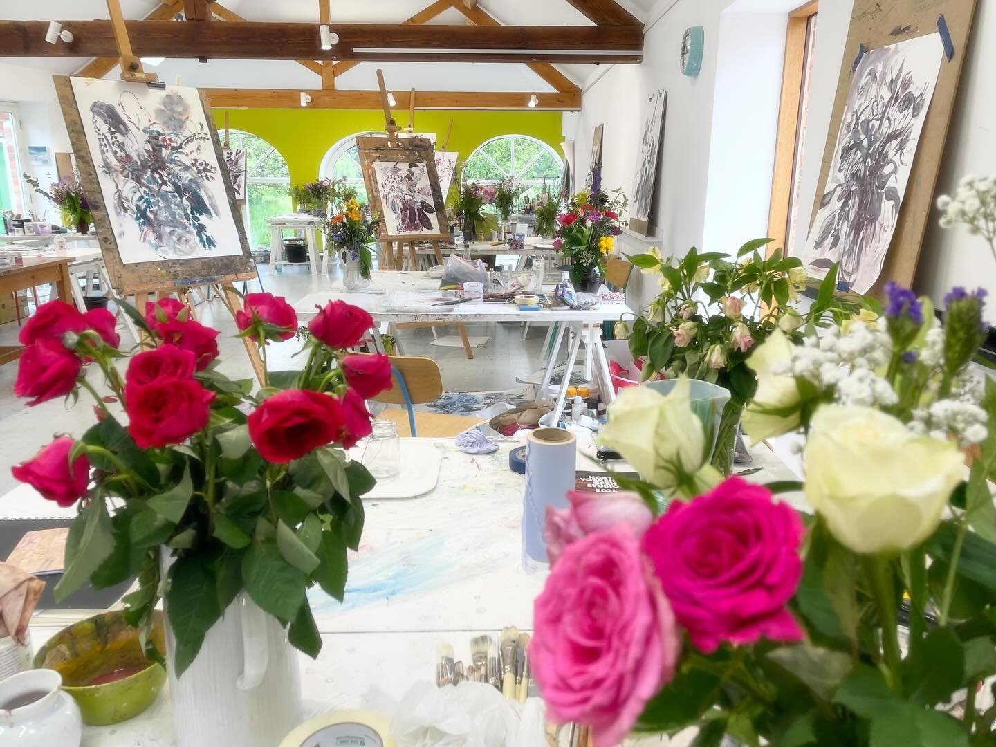 The early morning calm before the creative buzz fills the studio - heading into day 2 with Emily Ball &lsquo;A Fistful of Flowers&rsquo;. 

@emilyballpainting #paintingcourse #paintingworkshop #creativecourses