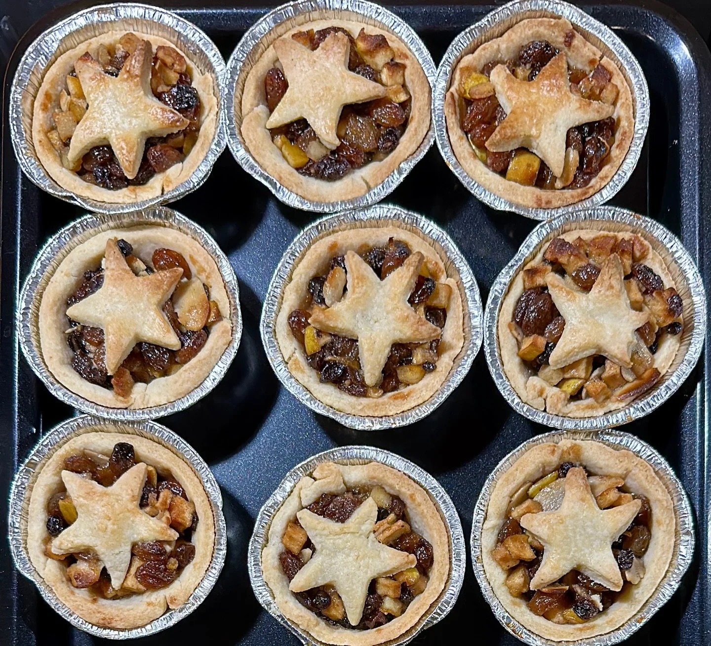 With our courses coming to a close over a month ago, I&rsquo;ve been missing my Monday cake bake day! Couldn&rsquo;t stop myself from a few pre-festive season mince pies &hellip; just to keep my eye in :-)
When I worked with Dan at his bakery (Stark 