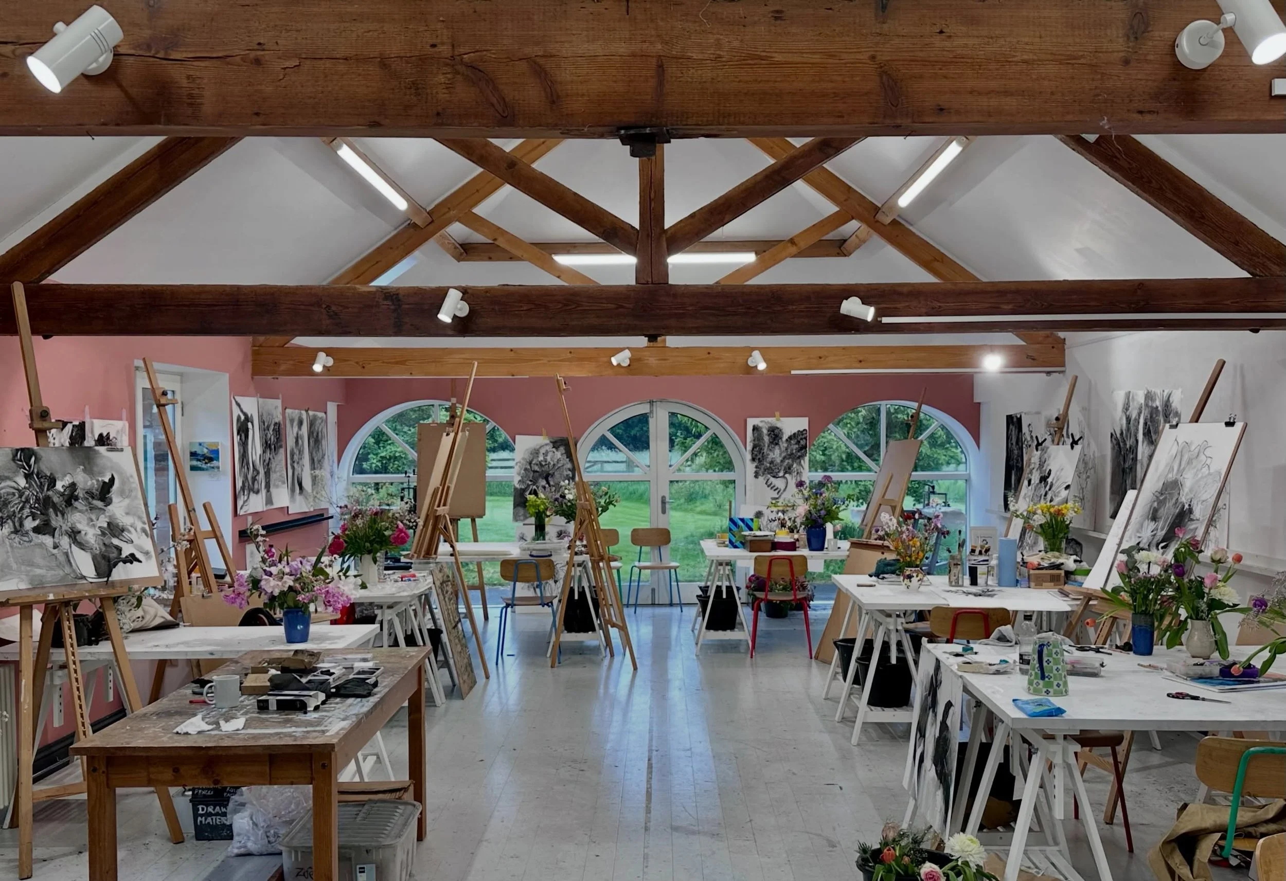 Favourite time of day&hellip; the calm in the studio early morning mid-way through a course - taking some time to look.
&lsquo;A Fistful of Flowers&rsquo; with @emilyballpainting @emilyball_painting