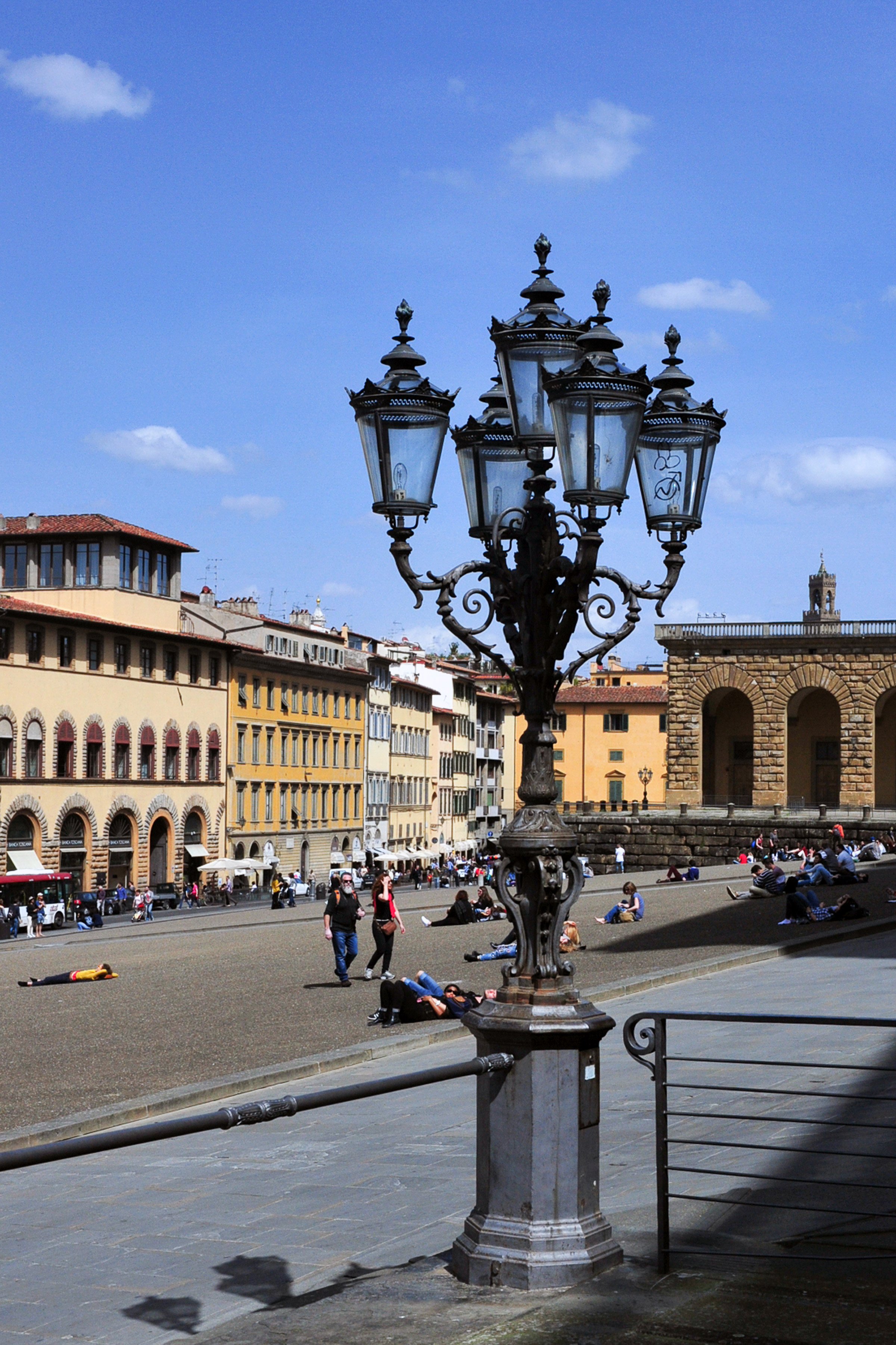 Piazza de' Pitti (the Carabinieri station is in the palazzo on the right)